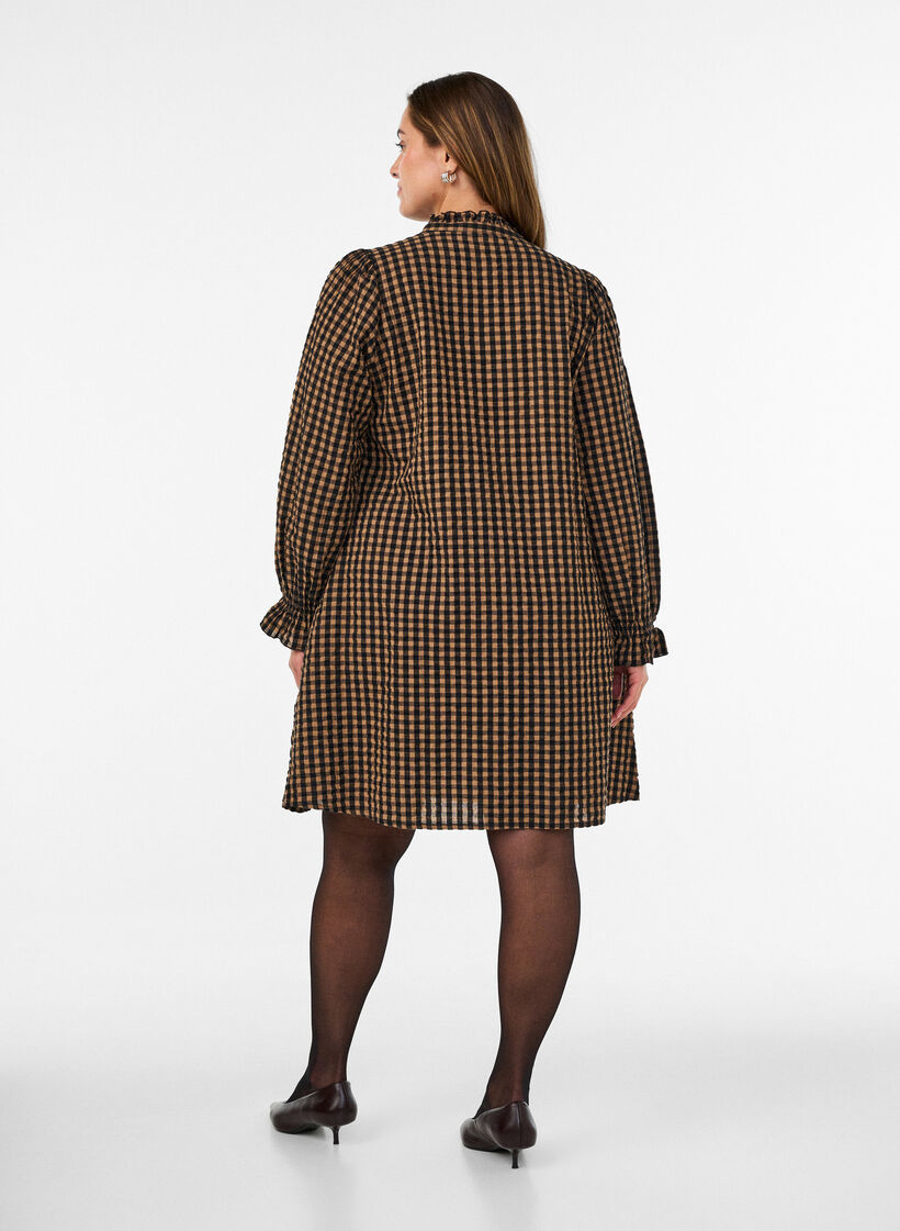 Rutig kl&auml;nning i bomull med volangdetaljer, Brun, Model image number 2