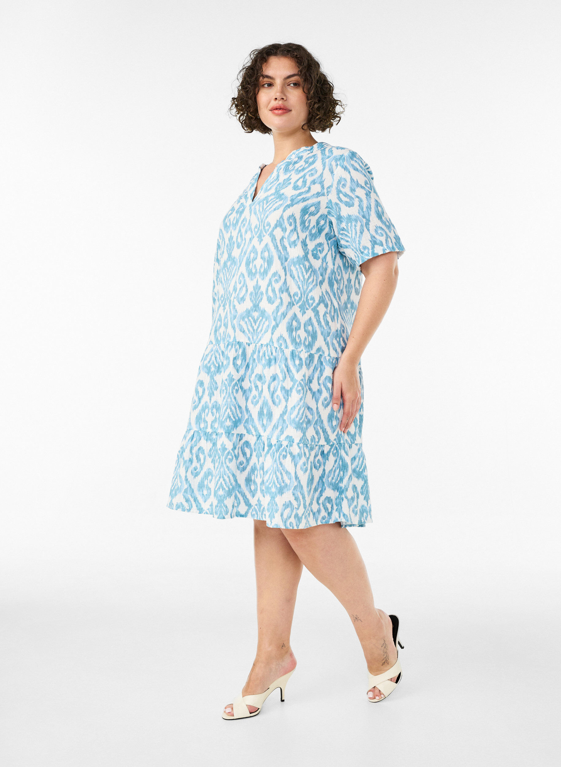 ZizziKort a-linjeformad kl&auml;nning i bomullsmuslin, Vanilla, Model image number 1