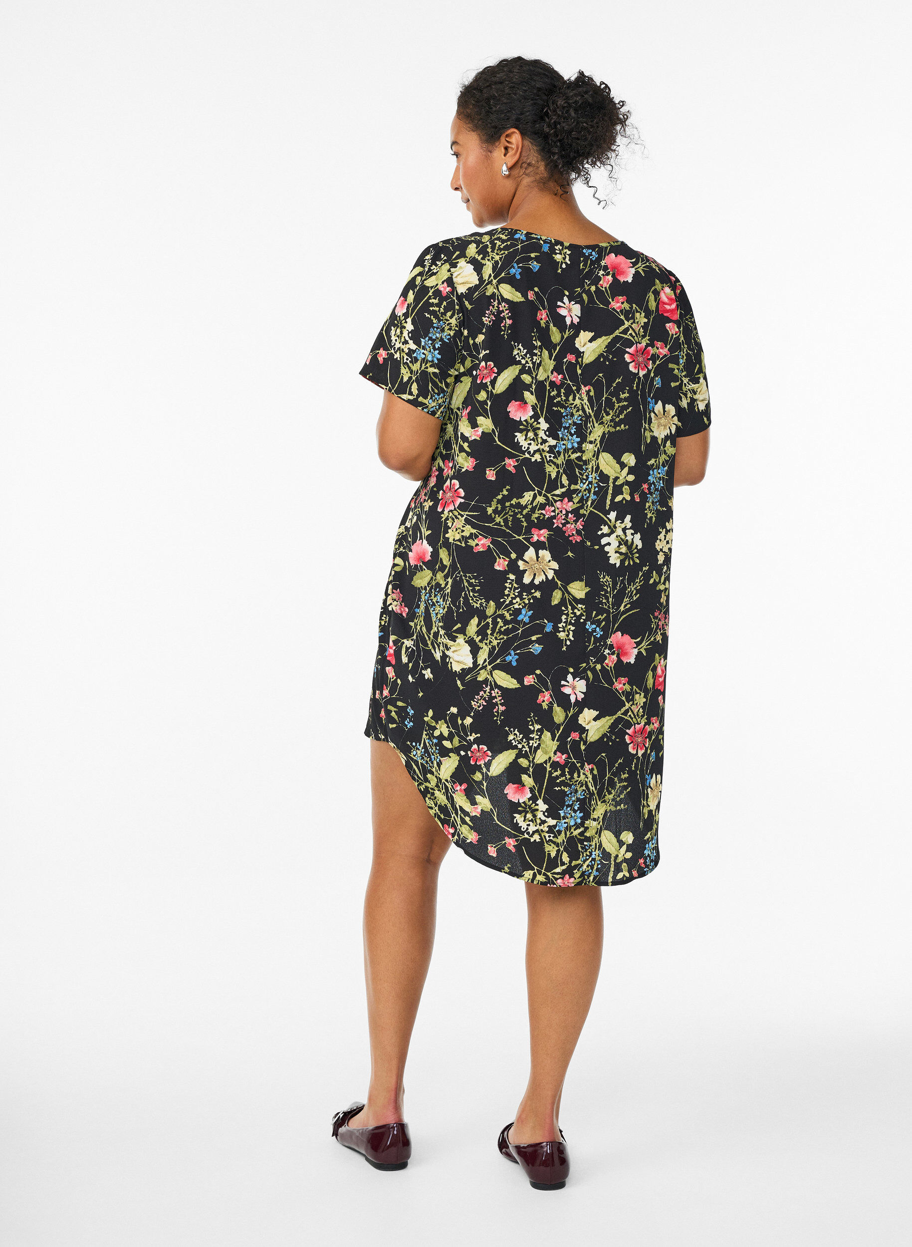 Zizzi Kl&auml;nning med m&ouml;nster och korta &auml;rmar, Svart, Model image number 2