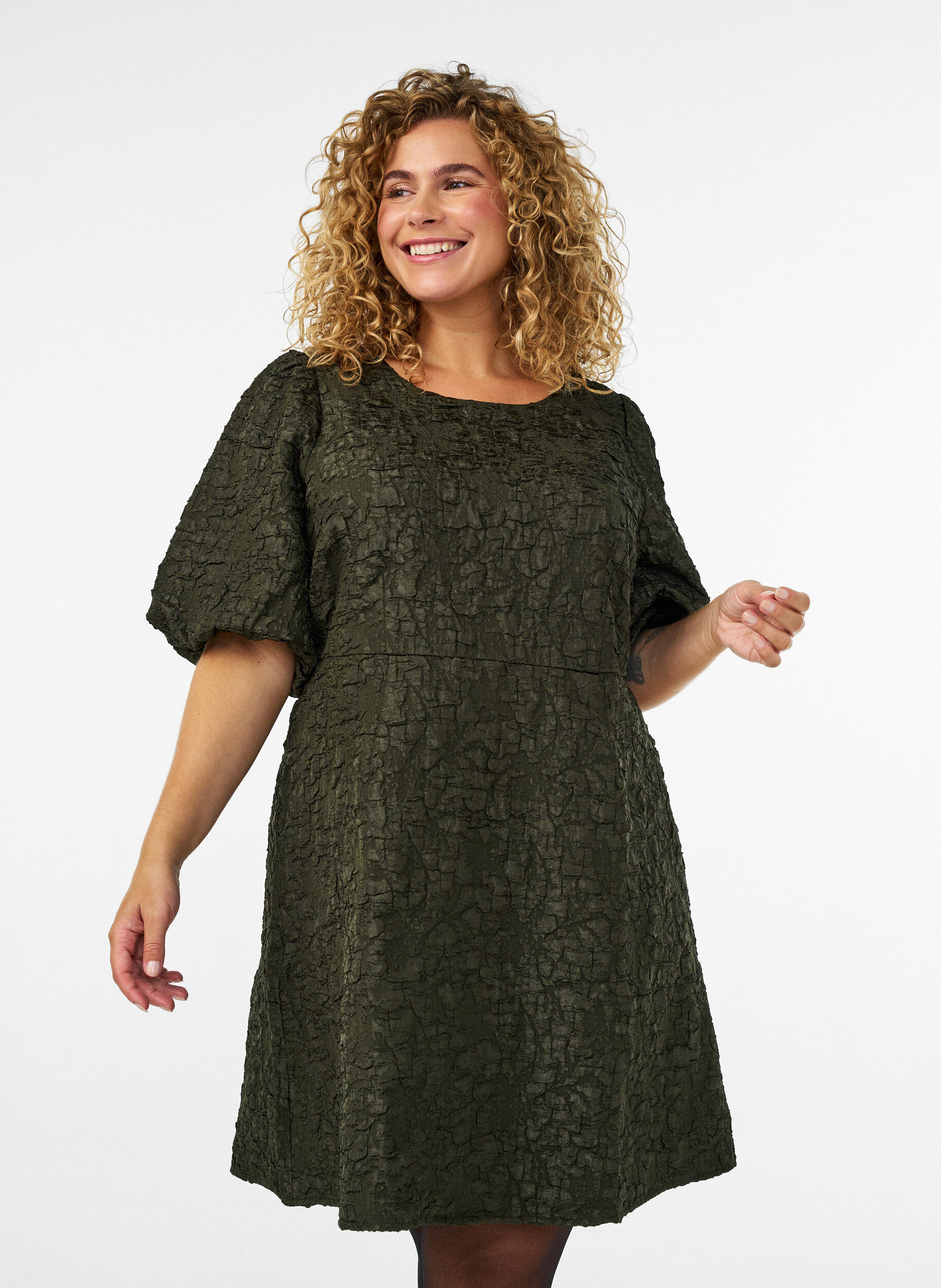 A-linjeformad kl&auml;nning i jacquard med puff&auml;rmar, Gr&ouml;n, Model