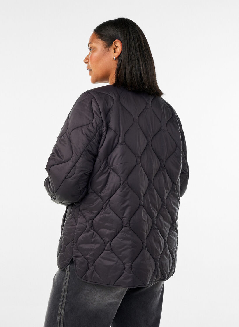 Quiltad jacka med tryckknappar och rund hals, Svart, Model image number 2