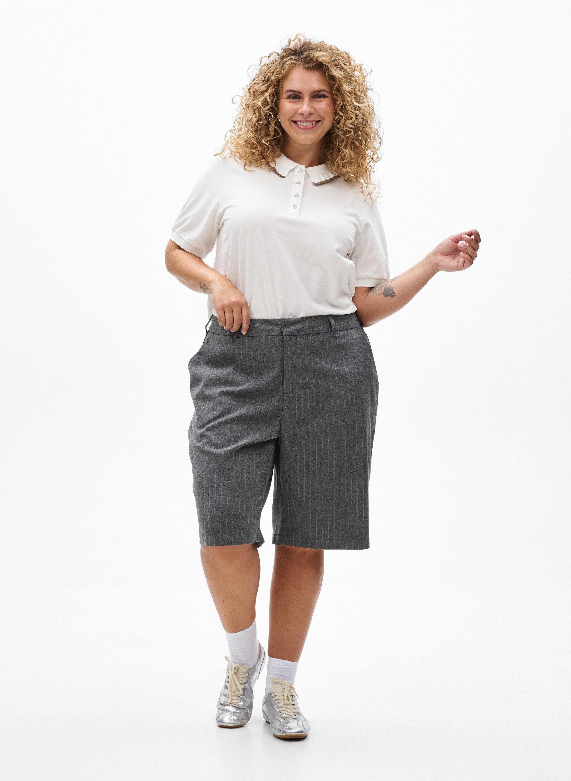 Zizzi Pik&eacute;tr&ouml;ja med strassknappar och volangdetalj, Vanilla, Model image number 1