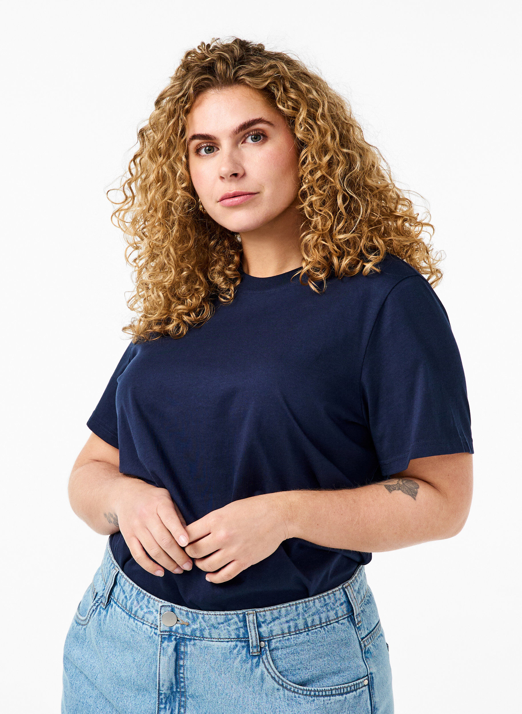 Enkel t-shirt i bomull med rund halsringning, Bl&aring;, Model