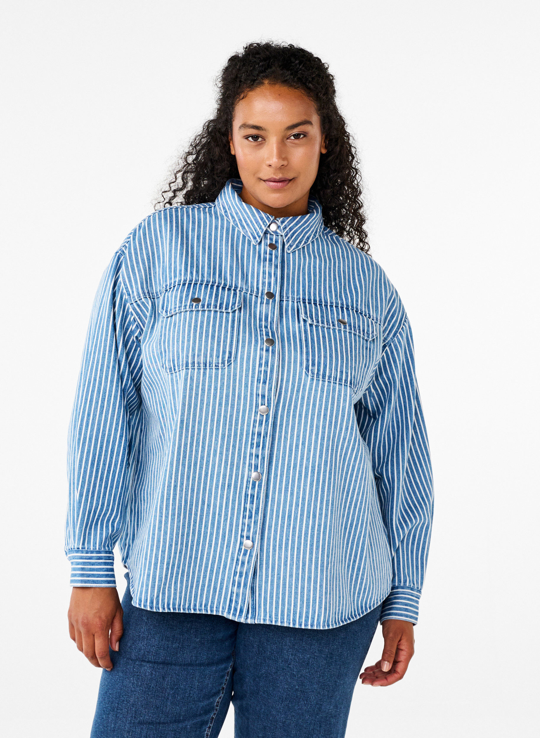Zizzi Enf&auml;rgad jeansskjorta med br&ouml;stfickor, Light B.Denim Stripe, Model image number 0