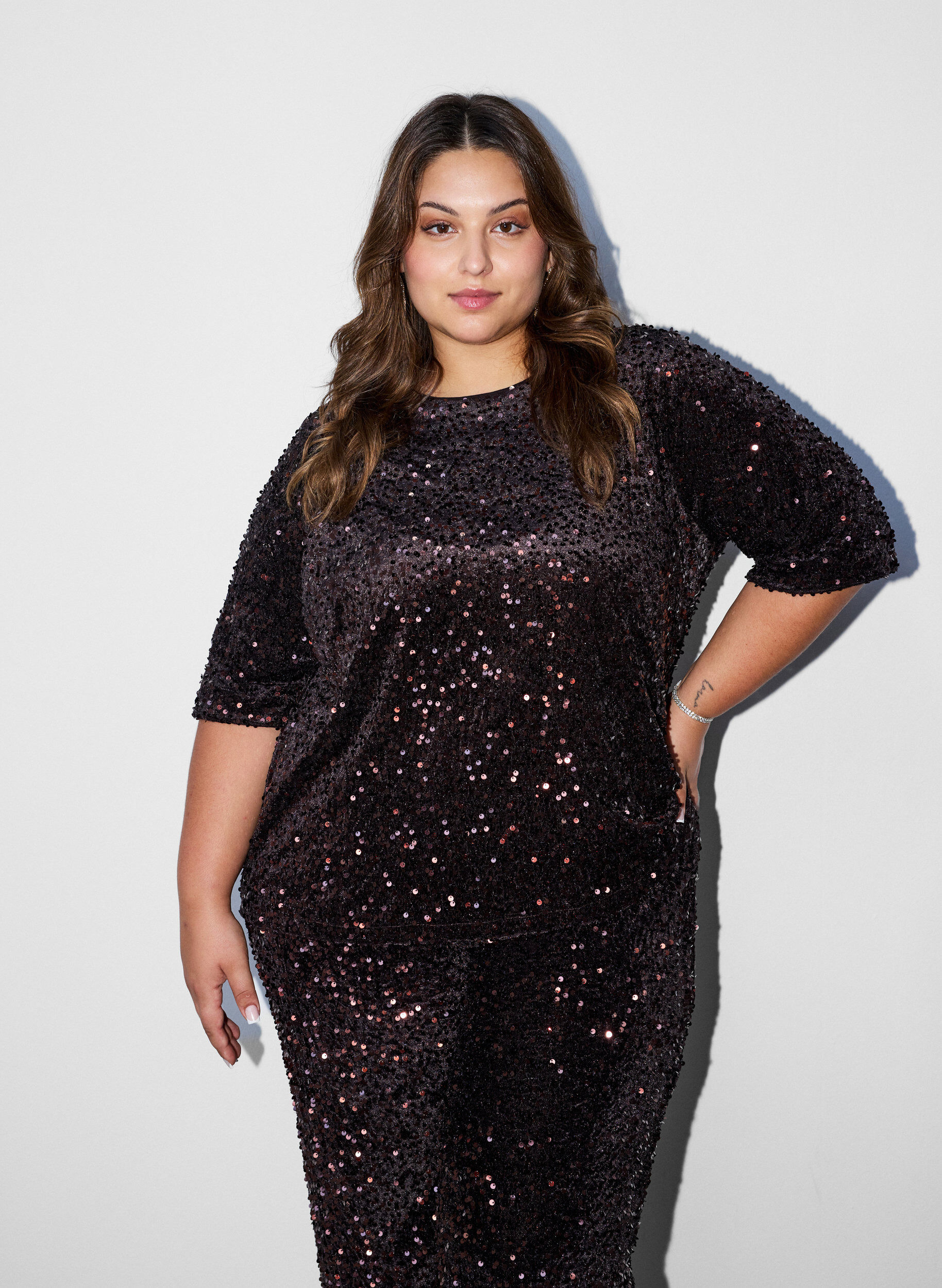 Blus med paljetter och armb&aring;gsl&aring;nga &auml;rmar, Brun, Model