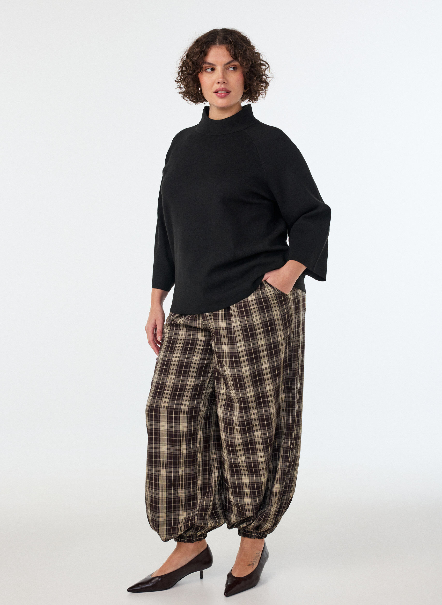 ZizziStickad blus i viskosblandning med polokrage, Svart, Model image number 1