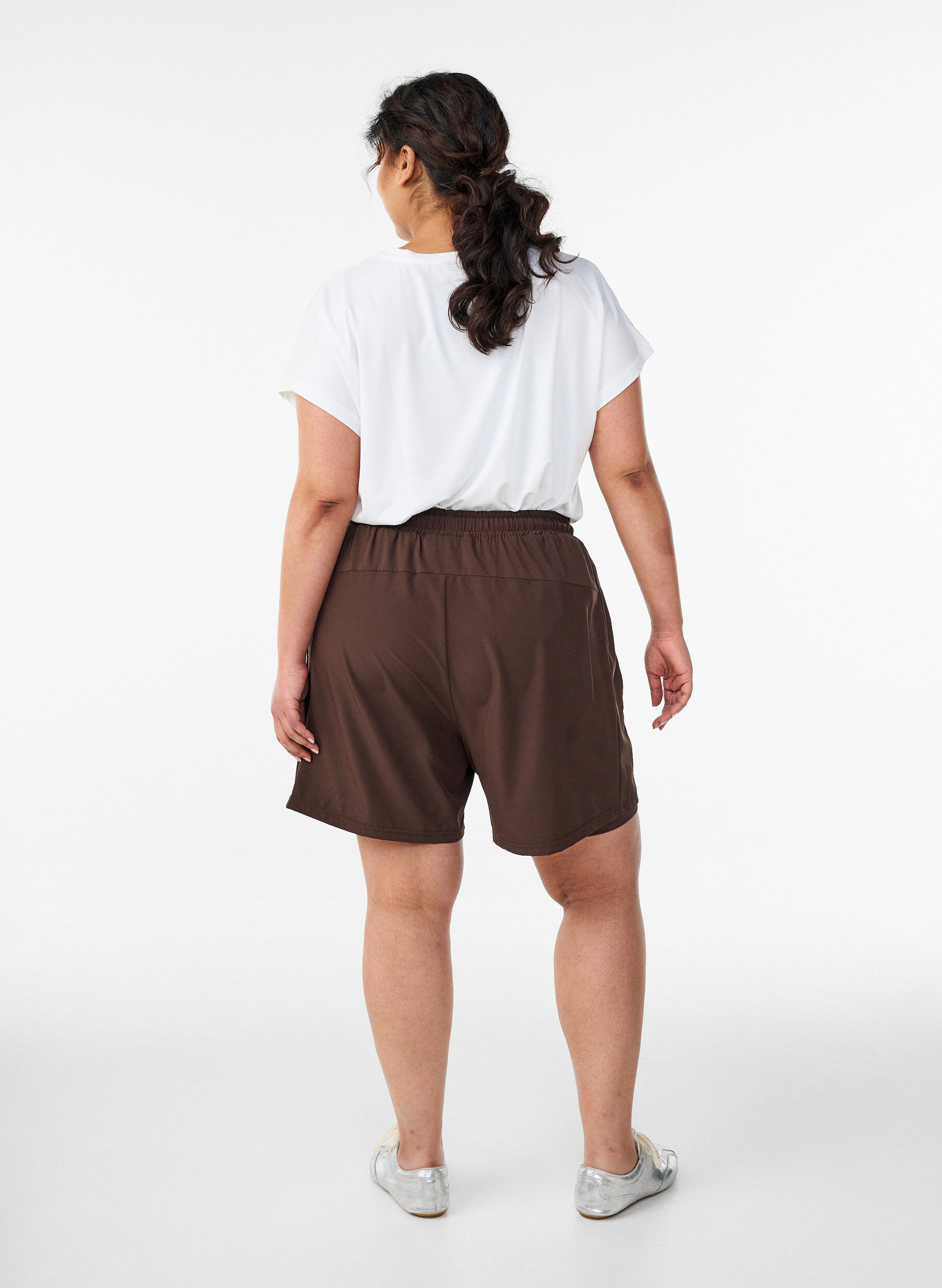 Zizzi Tr&auml;ningsshorts med innershorts och en mobilficka, Brun, Model image number 2