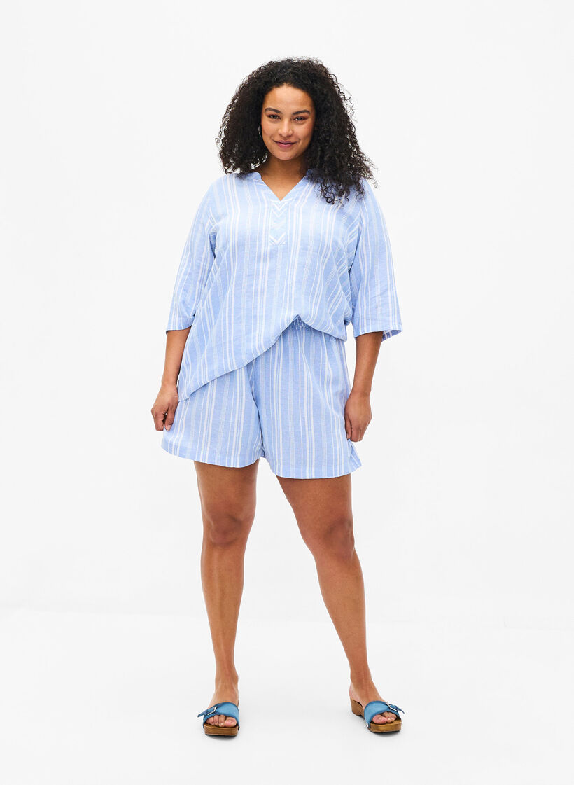 Randiga shorts i linne- och viskosblandning, Blå, Model image number 1