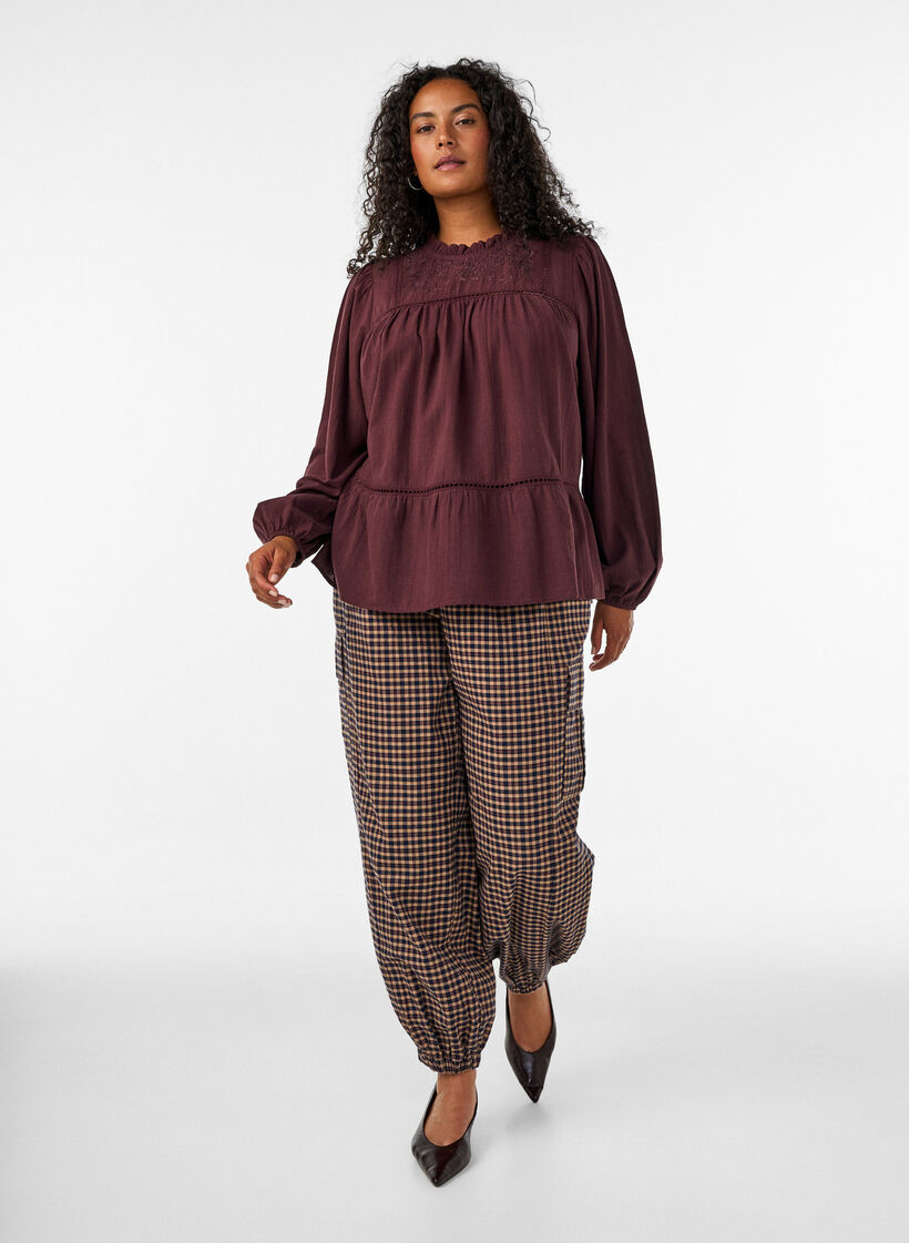 Blus med broderi och h&aring;lbroderad kantning, M&ouml;rk Bordeaux, Model image number 1