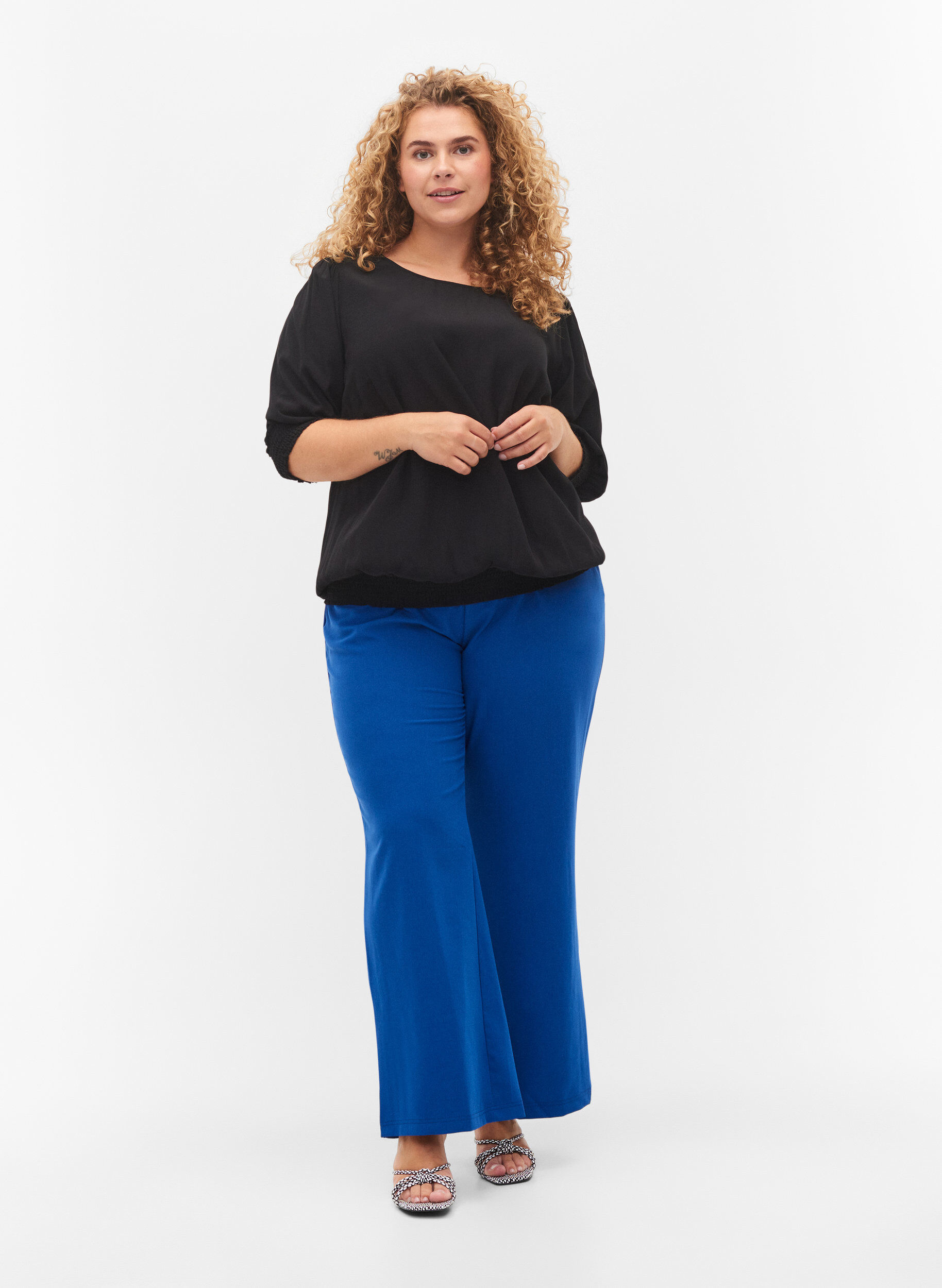 Zizzi Enf&auml;rgad viskosblus med liten puff&auml;rm, Black, Model image number 2