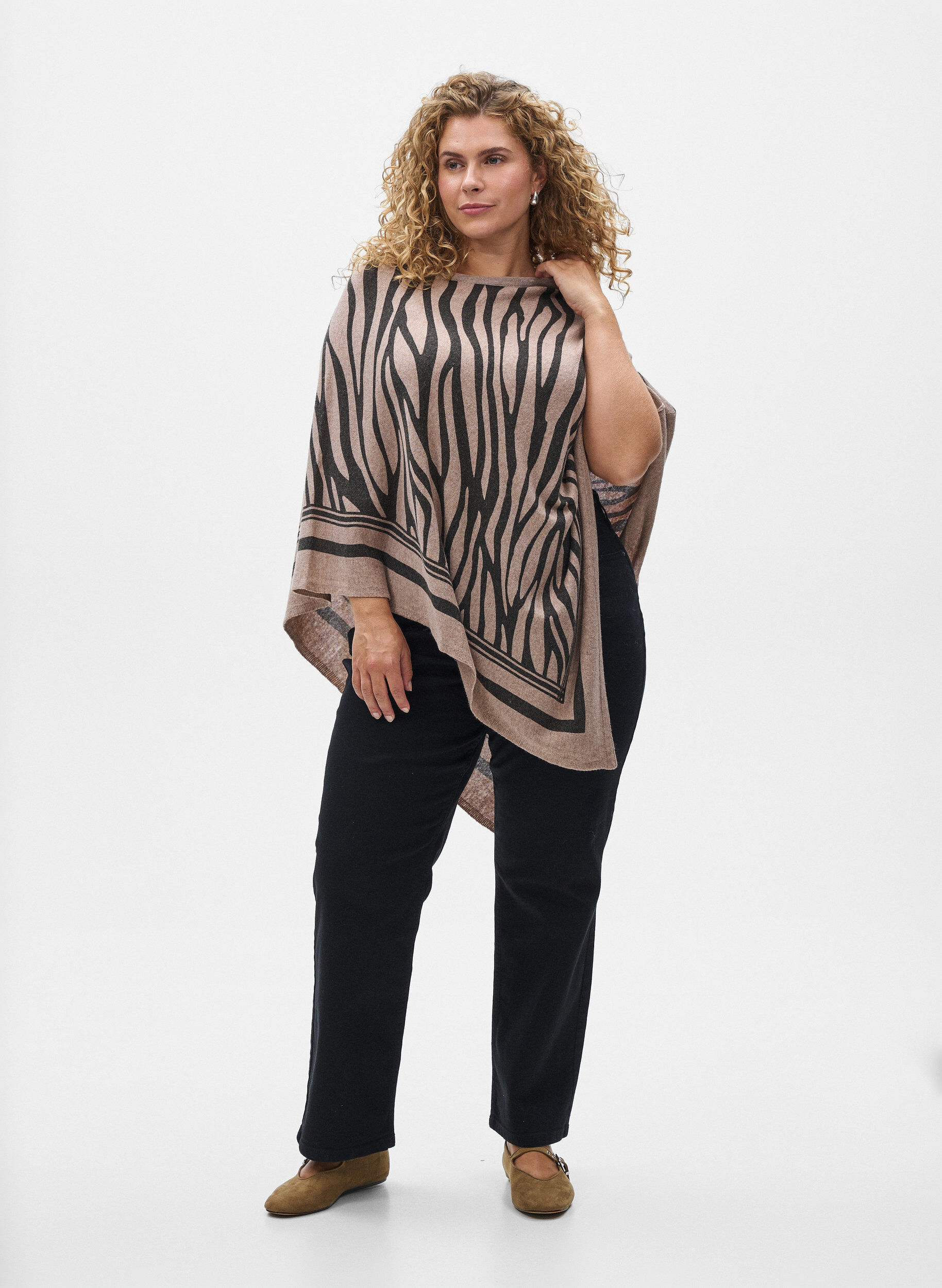 Zizzi Fin stickad poncho, Svart, Model image number 1