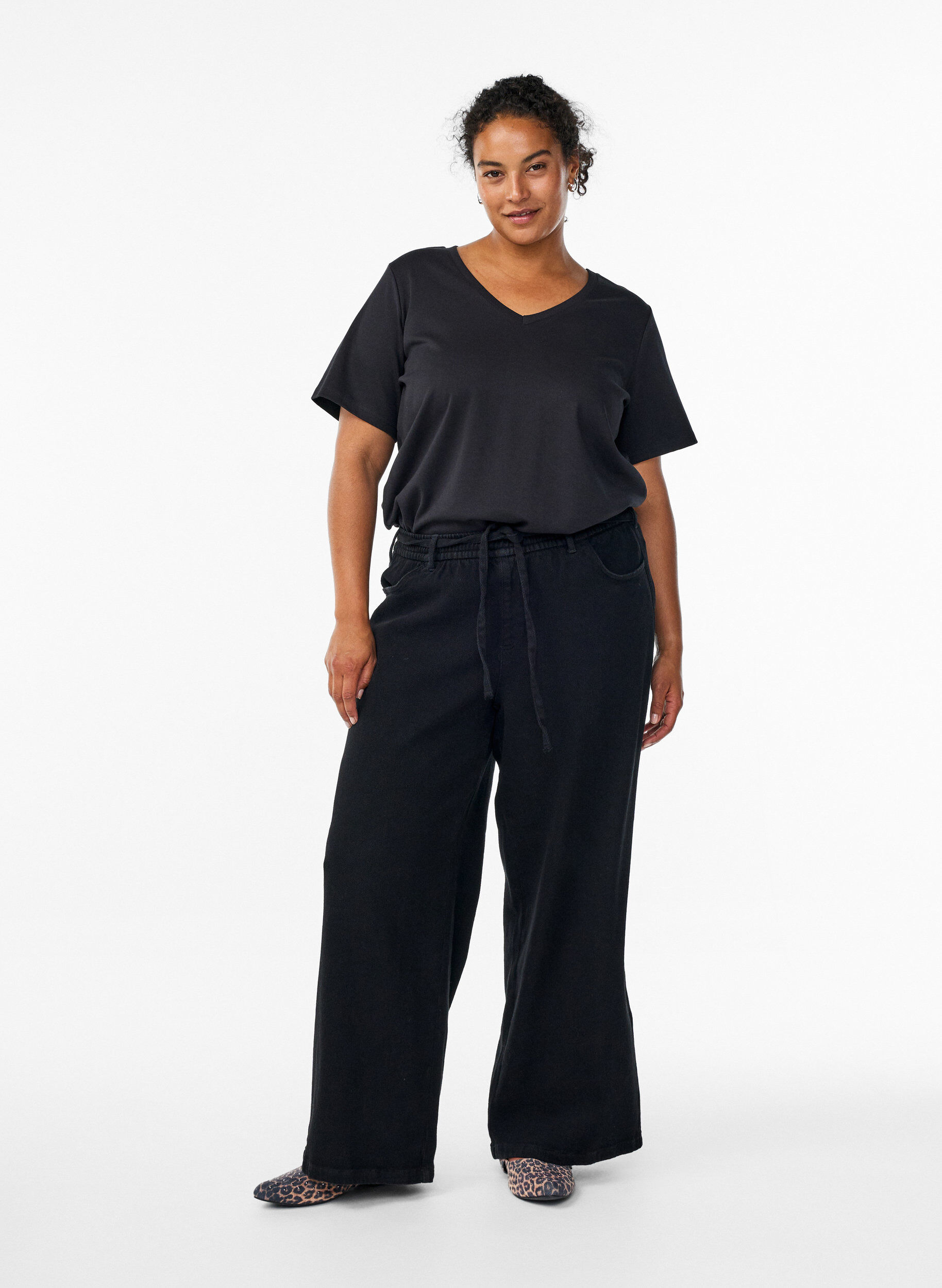 Jeans med l&ouml;s passform, res&aring;r och dragsko, Svart, Model