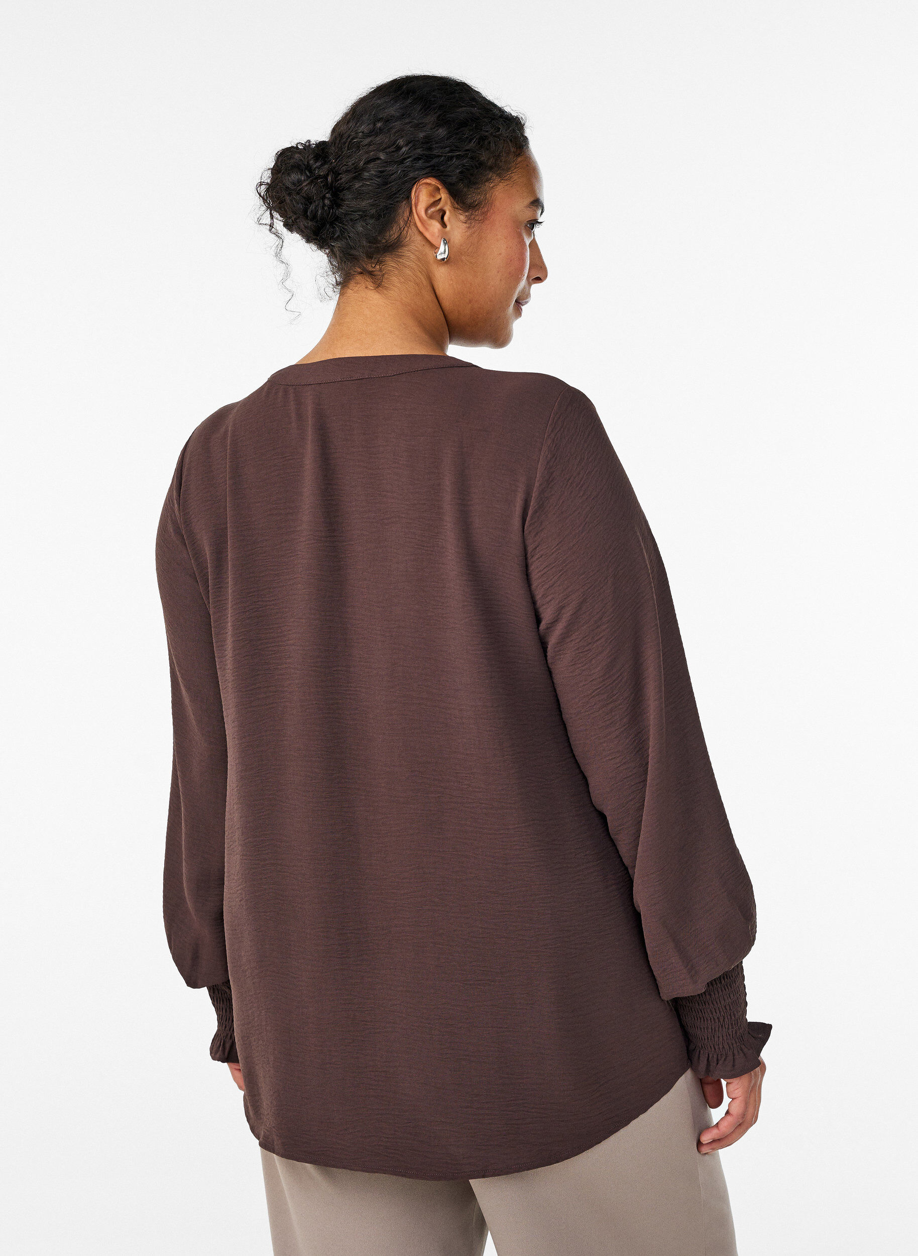 ZizziBlus med smockade manschetter och v-ringning, Brun, Model image number 2