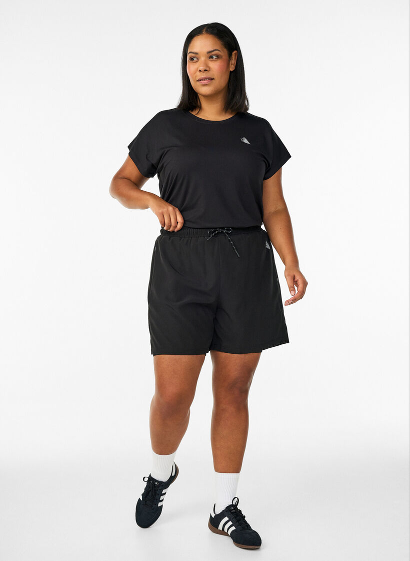 Tr&auml;ningsshorts med innershorts och en mobilficka, Svart, Model image number 1