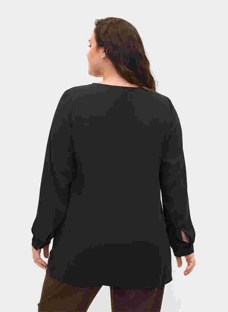 Enfärgad skjorta med V-ringning, Black, Model