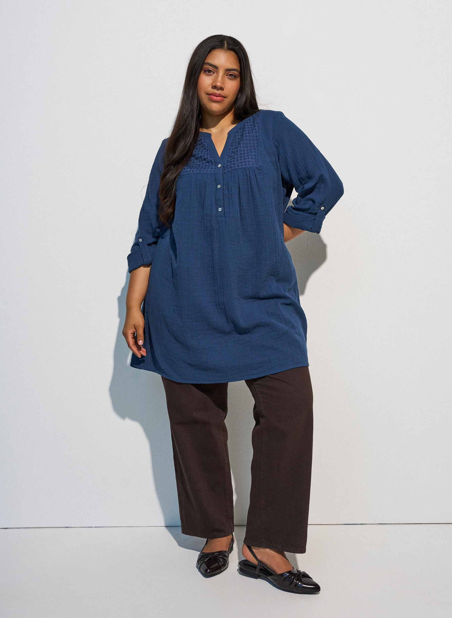 ZizziTunika i bomullsmuslin med broderie anglaise, Bl&aring;, Model image number 1