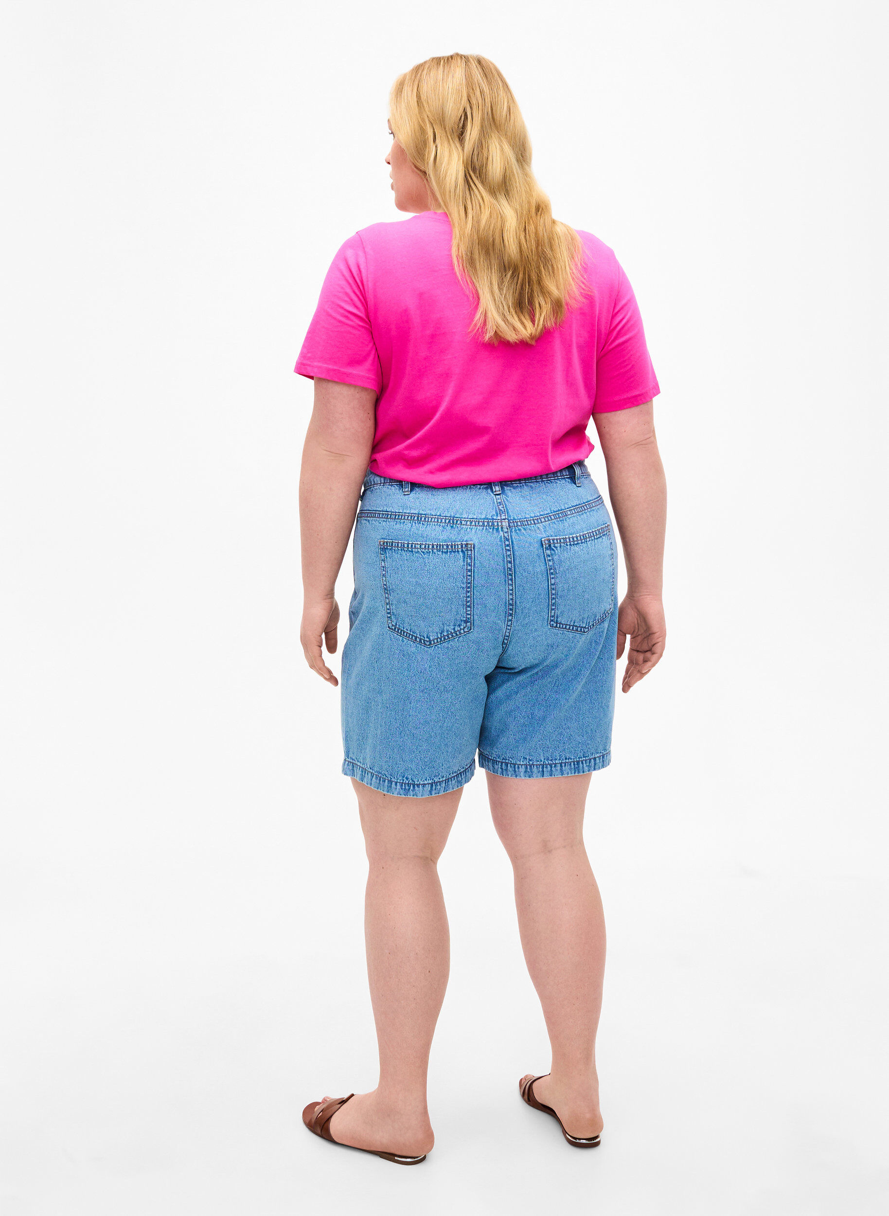 Zizzi Jeansshorts med h&ouml;g midja, Light Blue Denim, Model image number 1