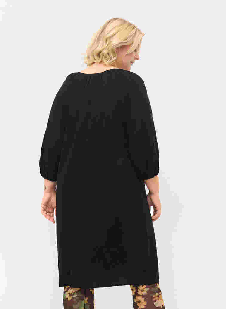 Viskosklänning med v-ringning, Black, Model image number 1