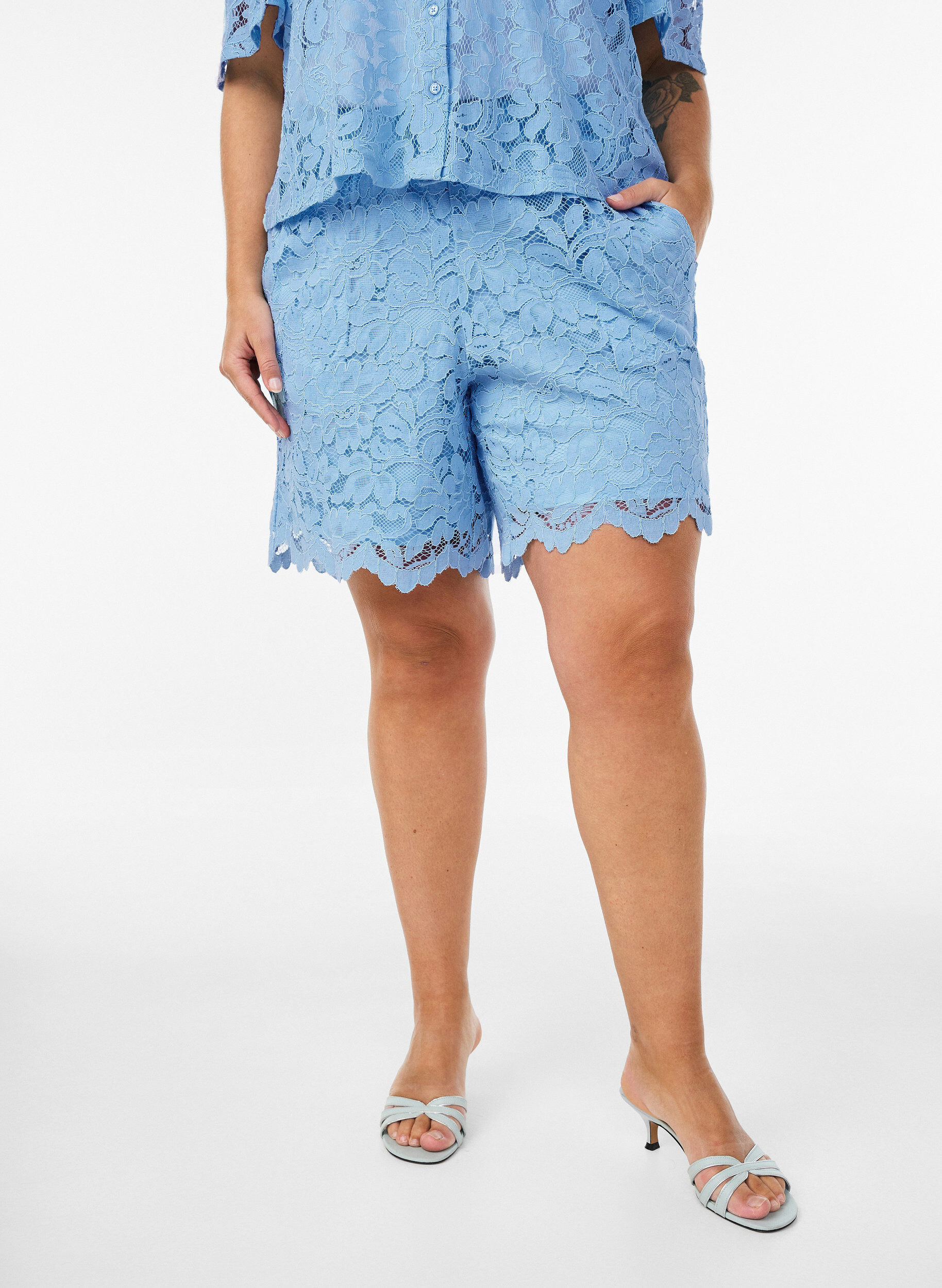 ZizziKort&auml;rmad blus i spets med v-ringning, Bl&aring;, Model image number 3