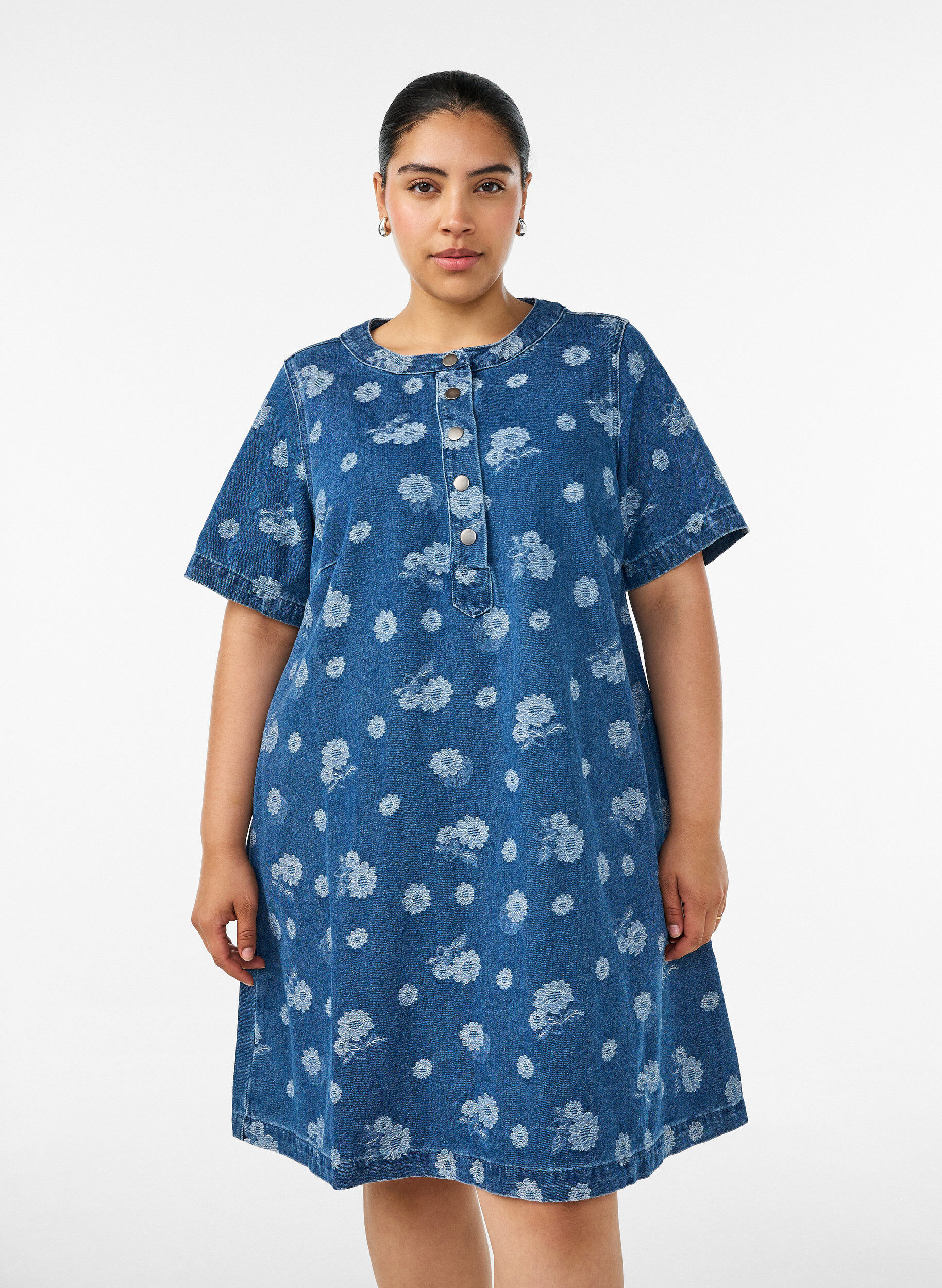 ZizziA-linjeformad kl&auml;nning i denim med blommigt m&ouml;nster, Bl&aring;, Model image number 0