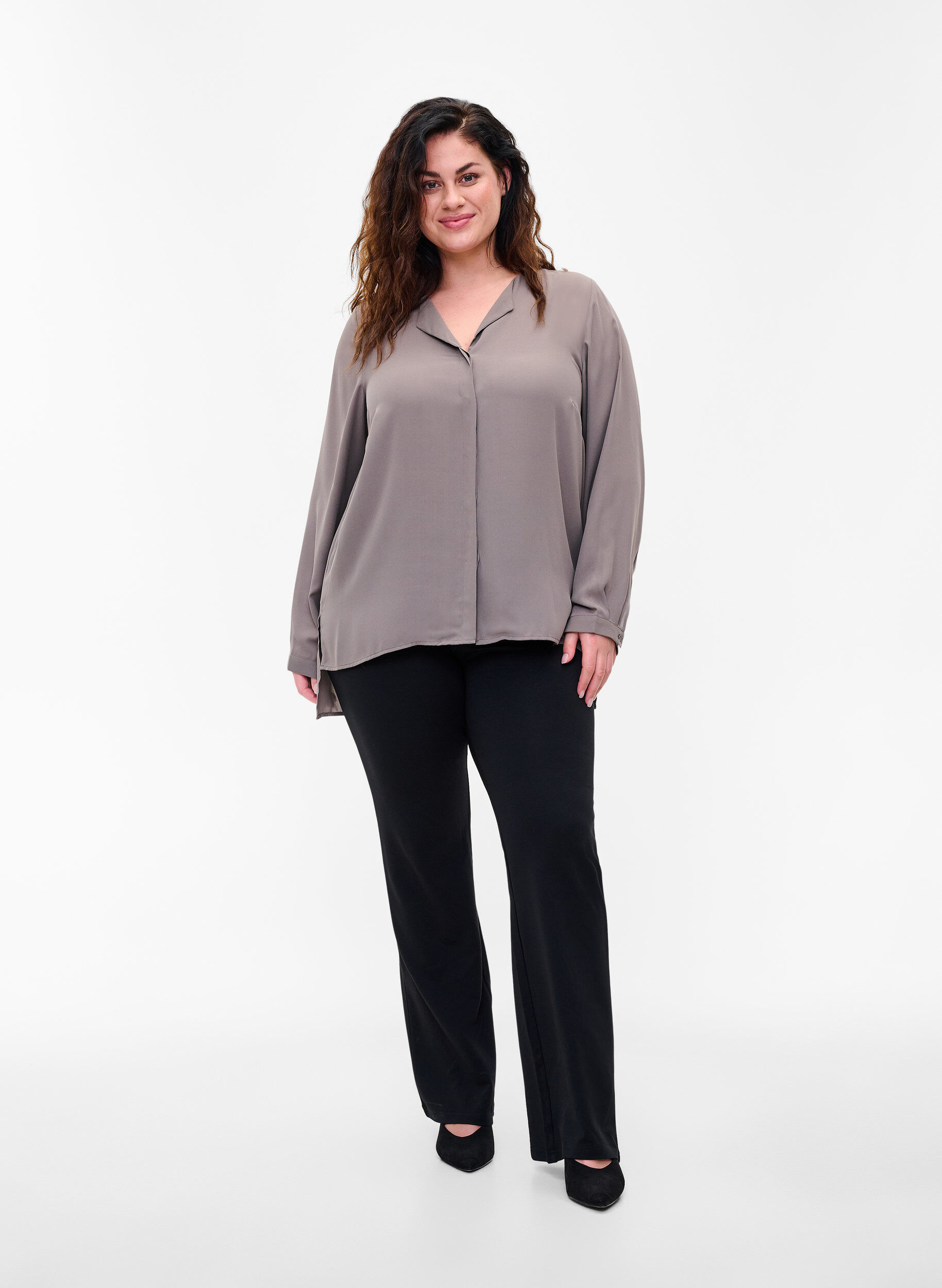 Zizzi Enf&auml;rgad skjorta med V-ringning, Falcon, Model image number 2