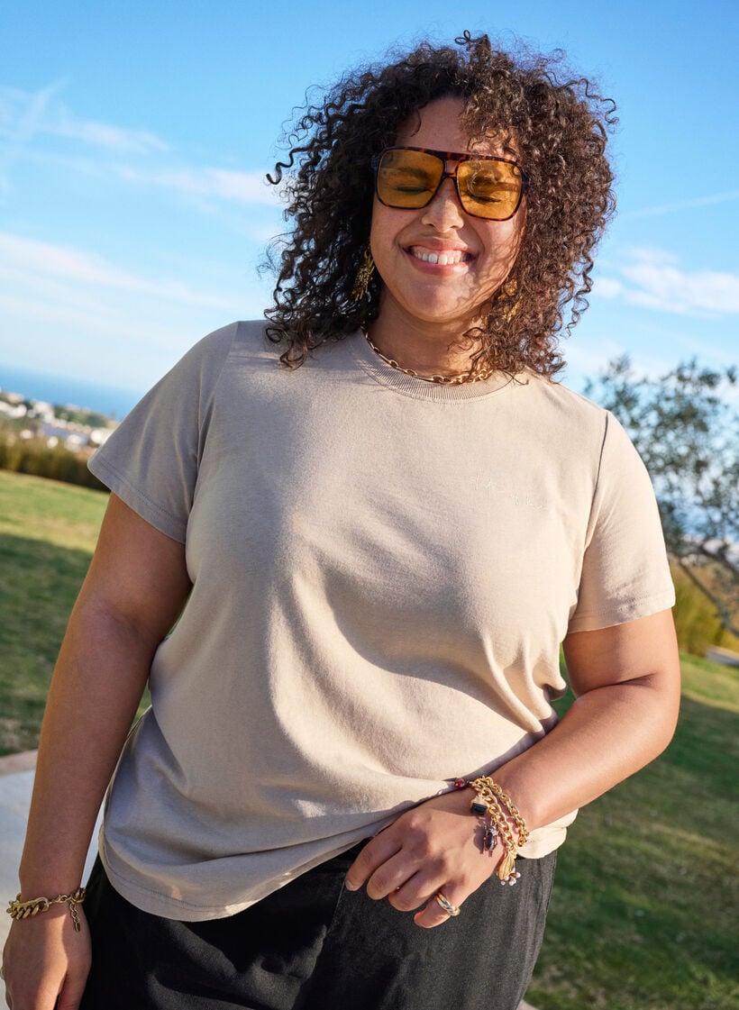 T-shirt i bomull med texttryck och rund halsringning, Brun, Image image number 0