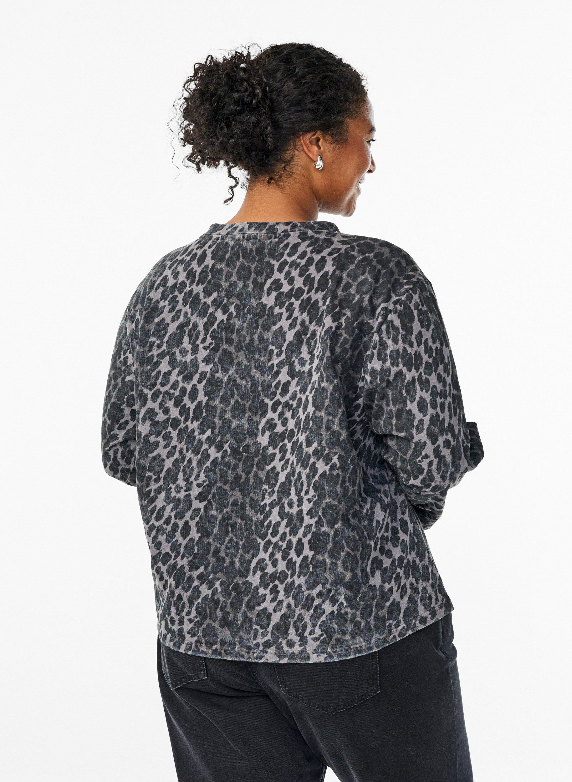 Zizzi Tv&auml;ttad sweatshirt med leopardm&ouml;nster, Gr&aring;, Model image number 2