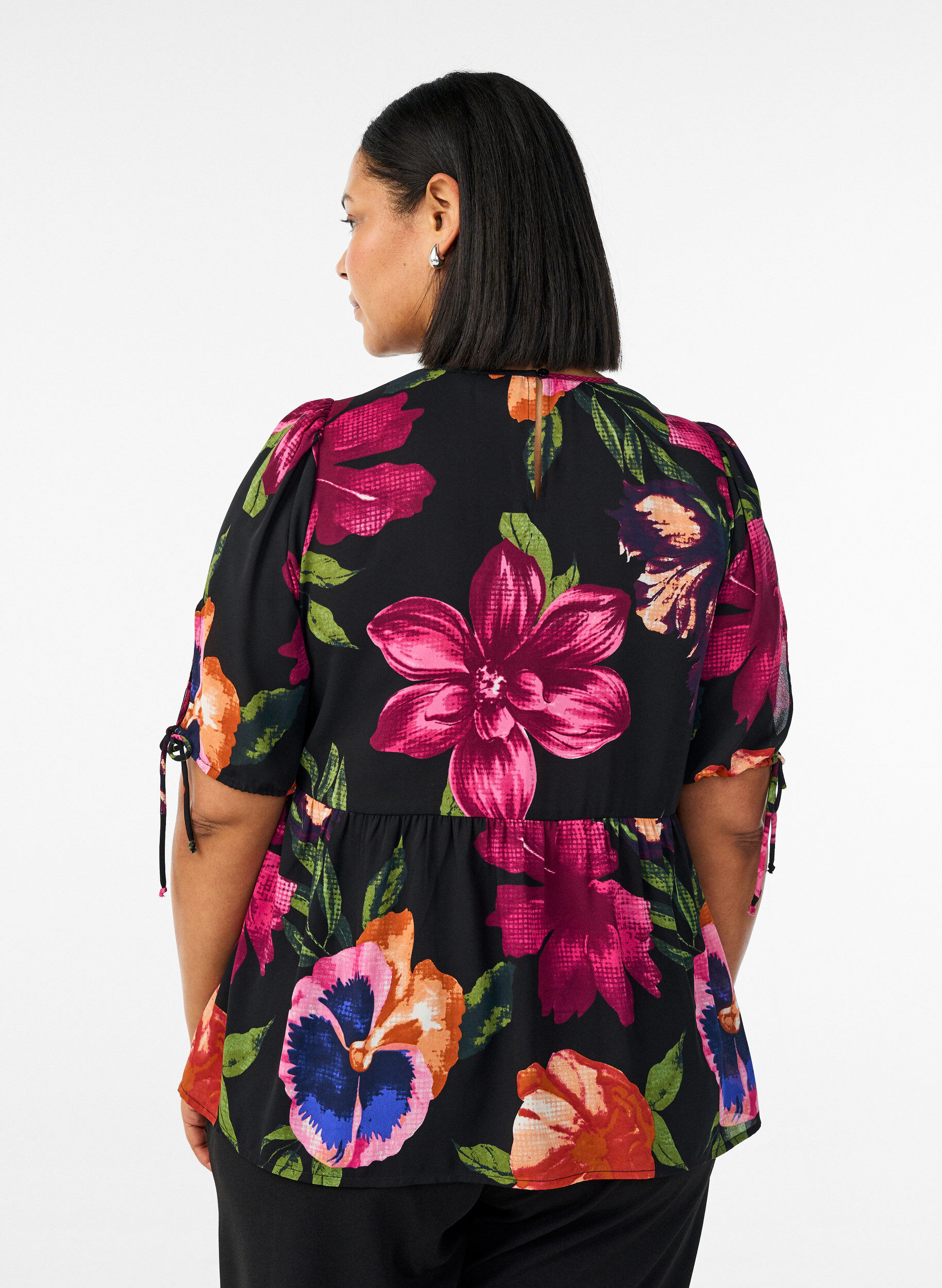 Zizzi Blus med blommigt m&ouml;nster och peplum, Svart, Model image number 2