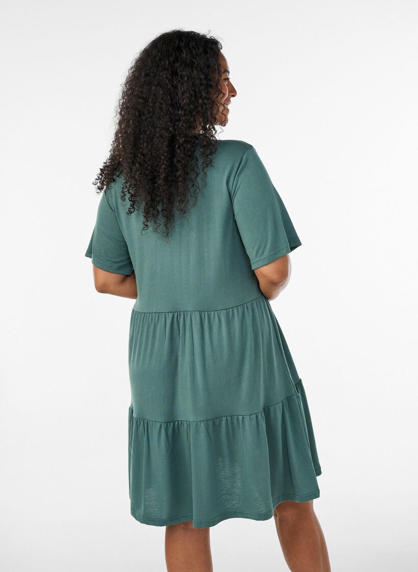 Kl&auml;nning i jersey med spetsdetaljer och lager-p&aring;-lager-kjol, Gr&ouml;n, Model image number 2