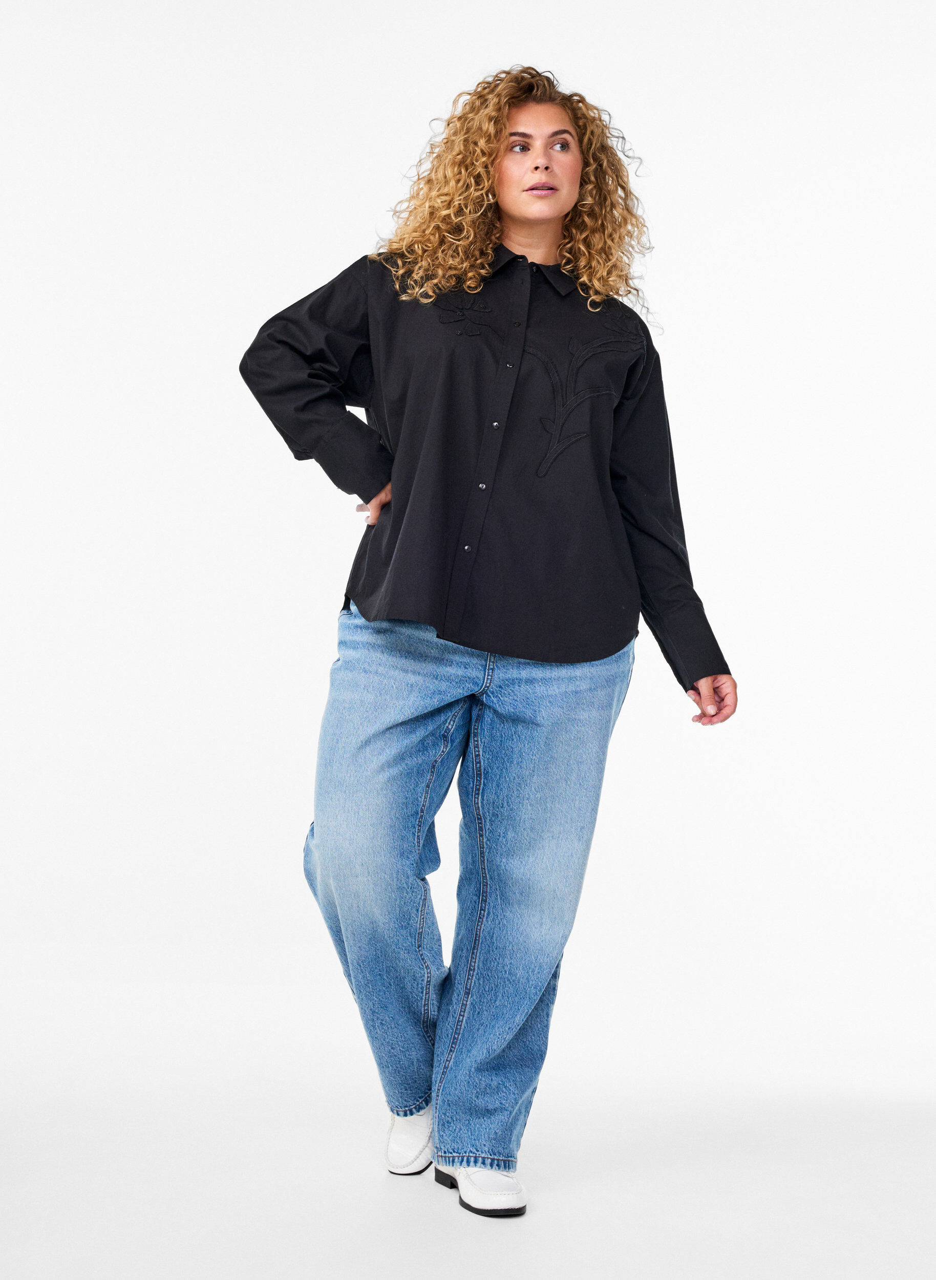 Zizzi Bomullsskjorta med ton-i-ton blomsterbroderi, Svart, Model image number 1