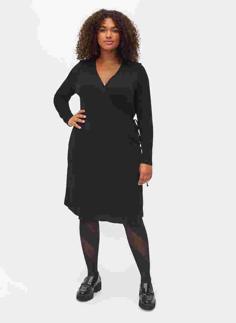 Långärmad omlottklänning i viskos, Black, Model image number 2