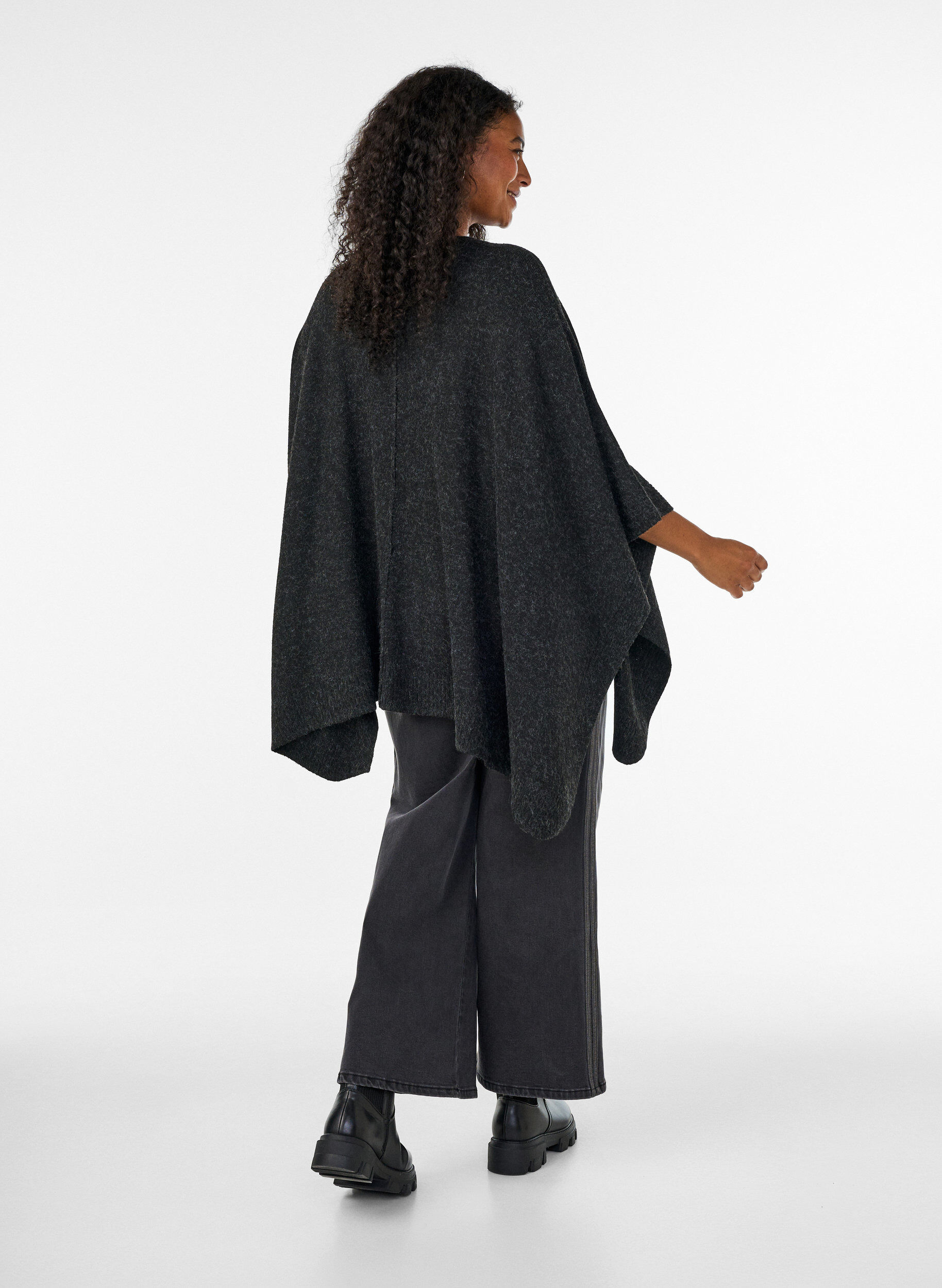 ZizziStickad poncho med rund hals, Gr&aring;, Model image number 2