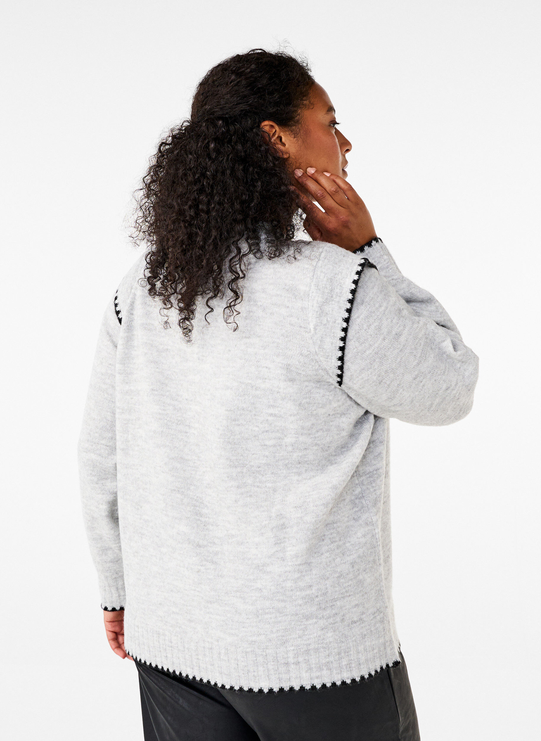 Zizzi Stickad blus med kontrasts&ouml;mmar, LGM Black Edges, Model image number 1