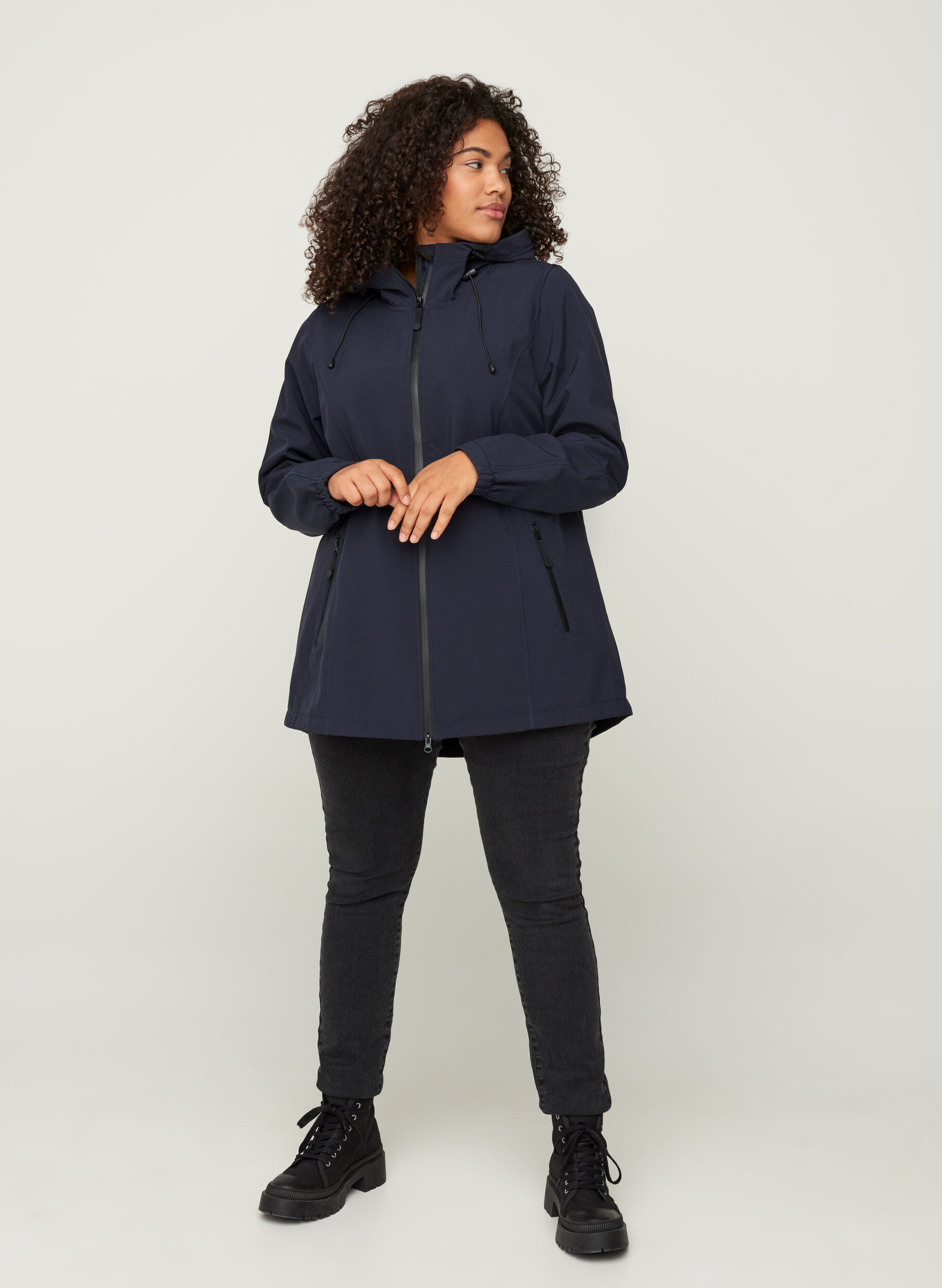 Zizzi Kort softshell jacka med luva, Night Sky, Model image number 5