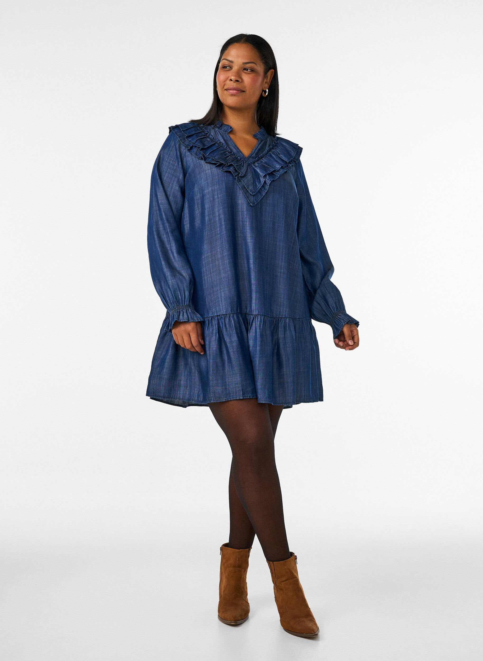 ZizziKort kl&auml;nning i denimlook med volanger, Bl&aring;, Model image number 1
