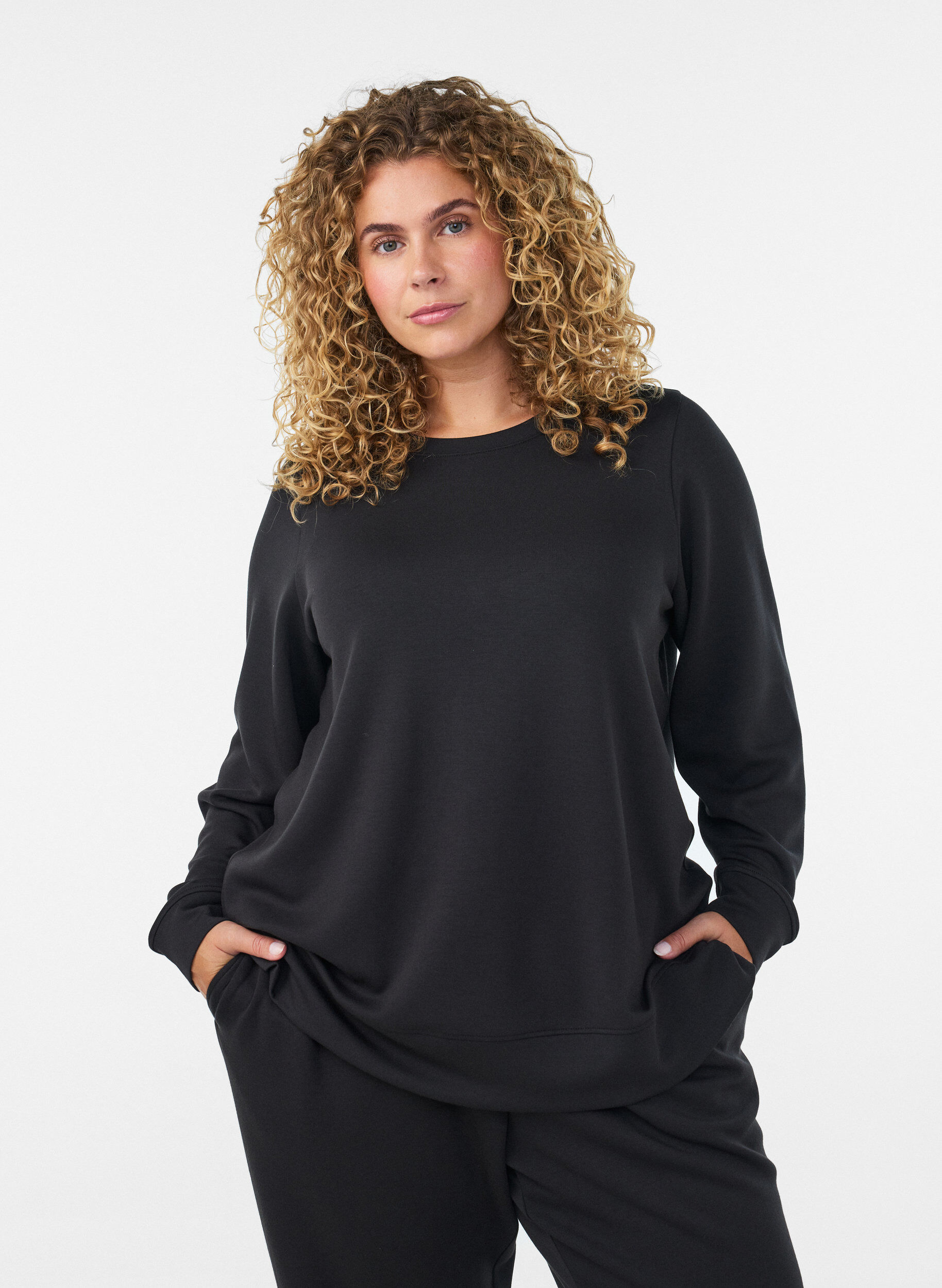 L&aring;ng&auml;rmad blus i jersey med rund hals, Svart, Model