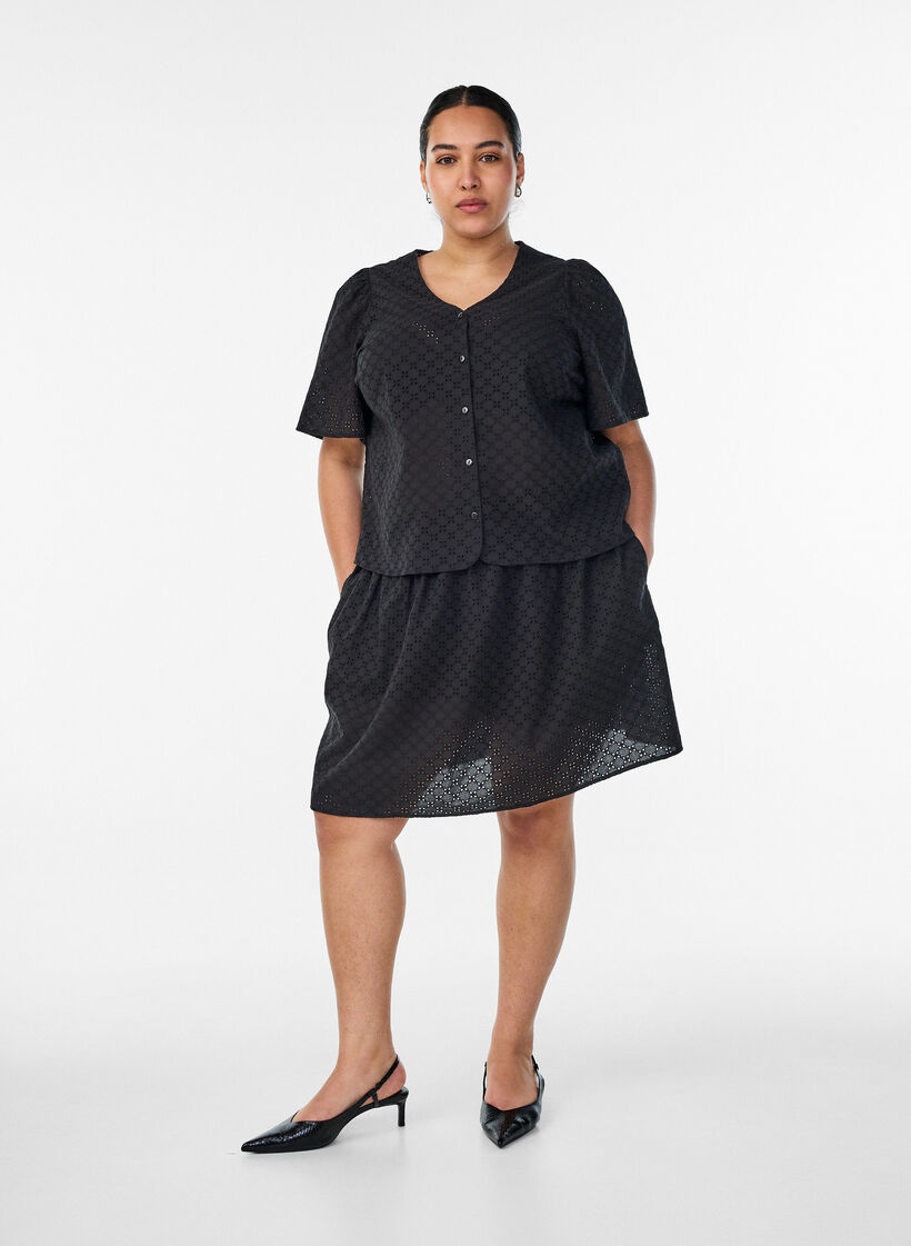 Kort kjol med broderie anglaise och res&aring;r i midjan, Svart, Model image number 0