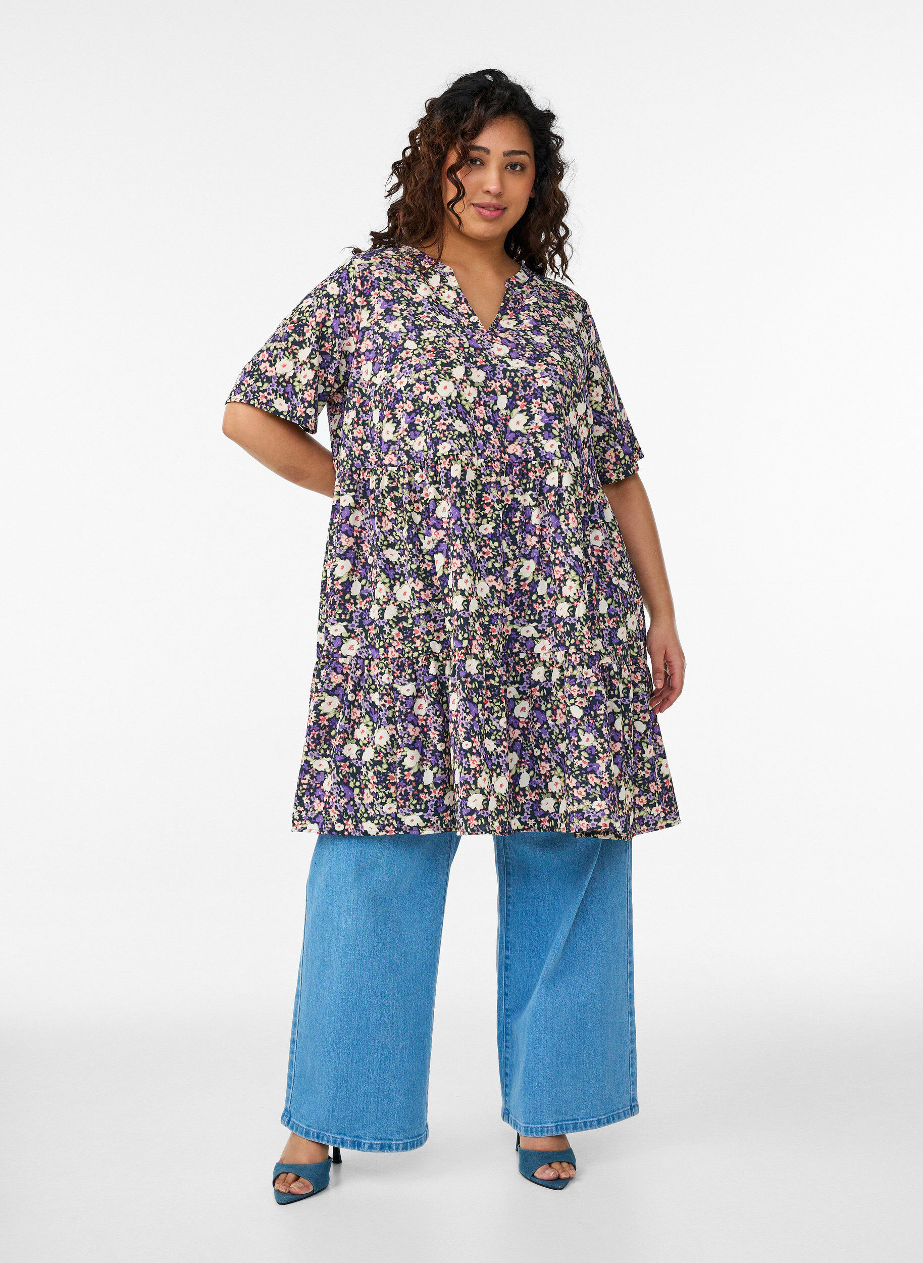 Zizzi Kort&auml;rmad kl&auml;nning med A-linje och sk&auml;rningar, Lila, Model image number 1