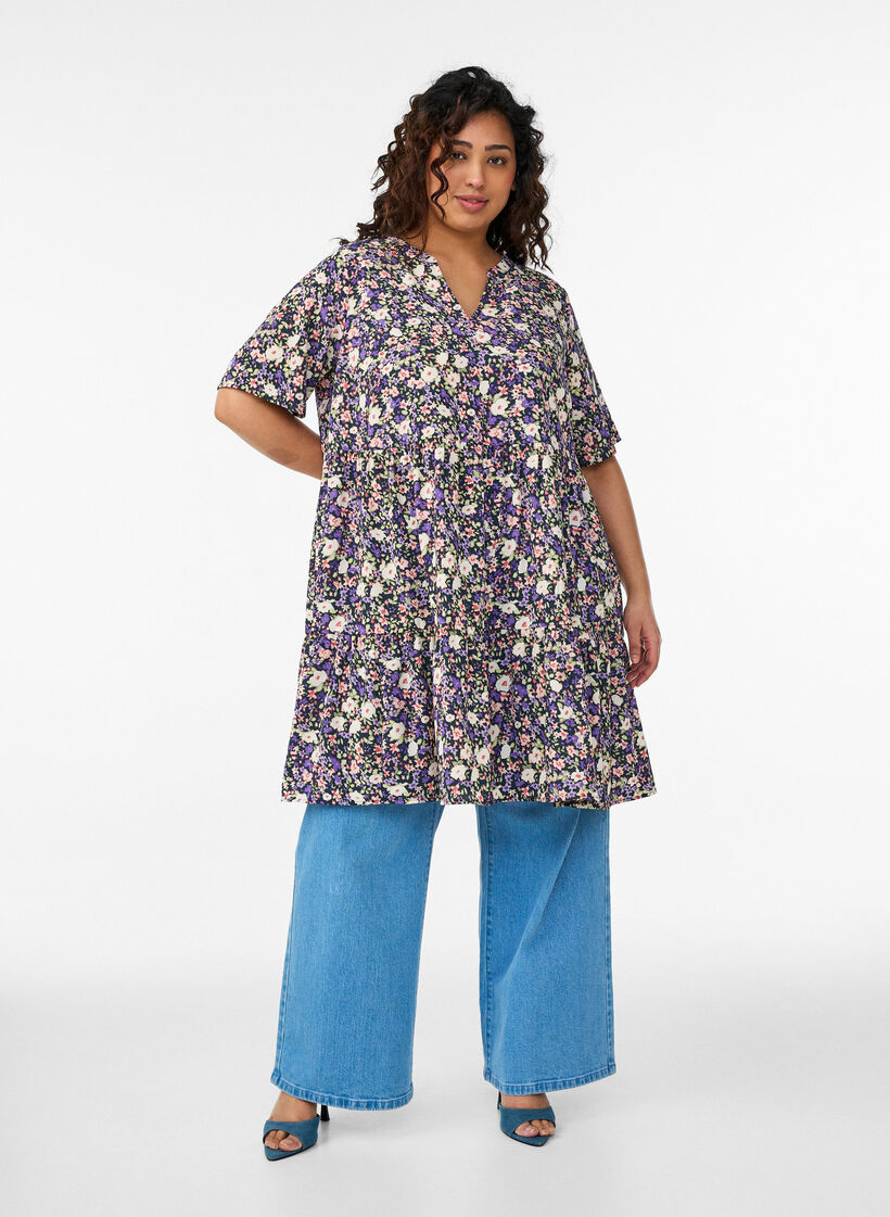 Kort&auml;rmad kl&auml;nning med A-linje och sk&auml;rningar, Lila, Model image number 1