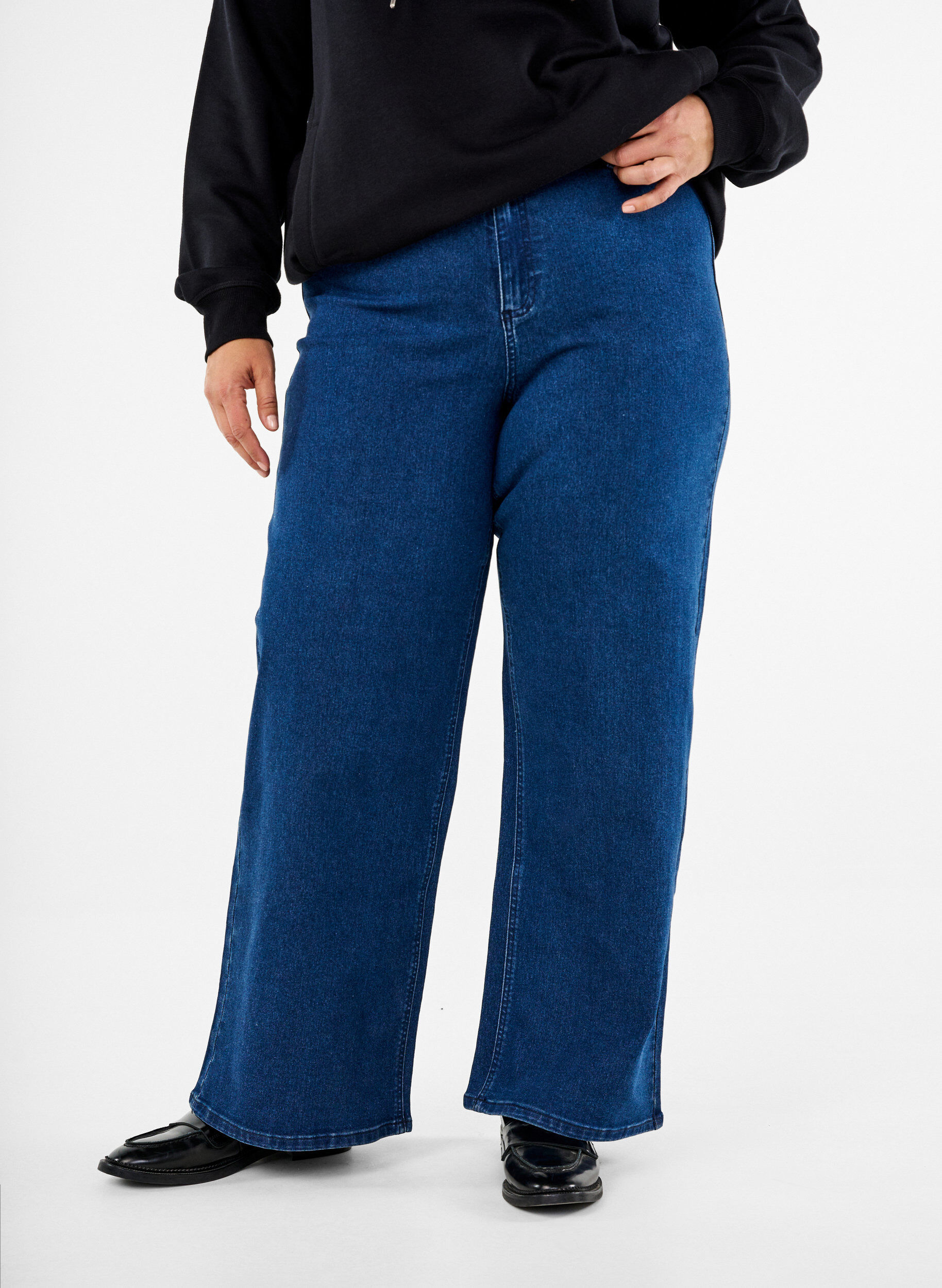 ZizziVida jeans, Bl&aring;, Model image number 2