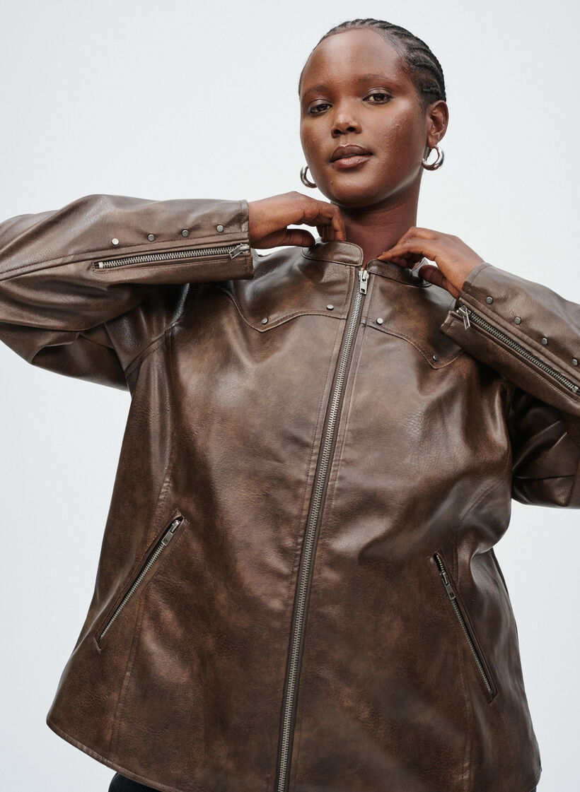 Jacka i läderimitation med nitar och fickor, Brun, Image