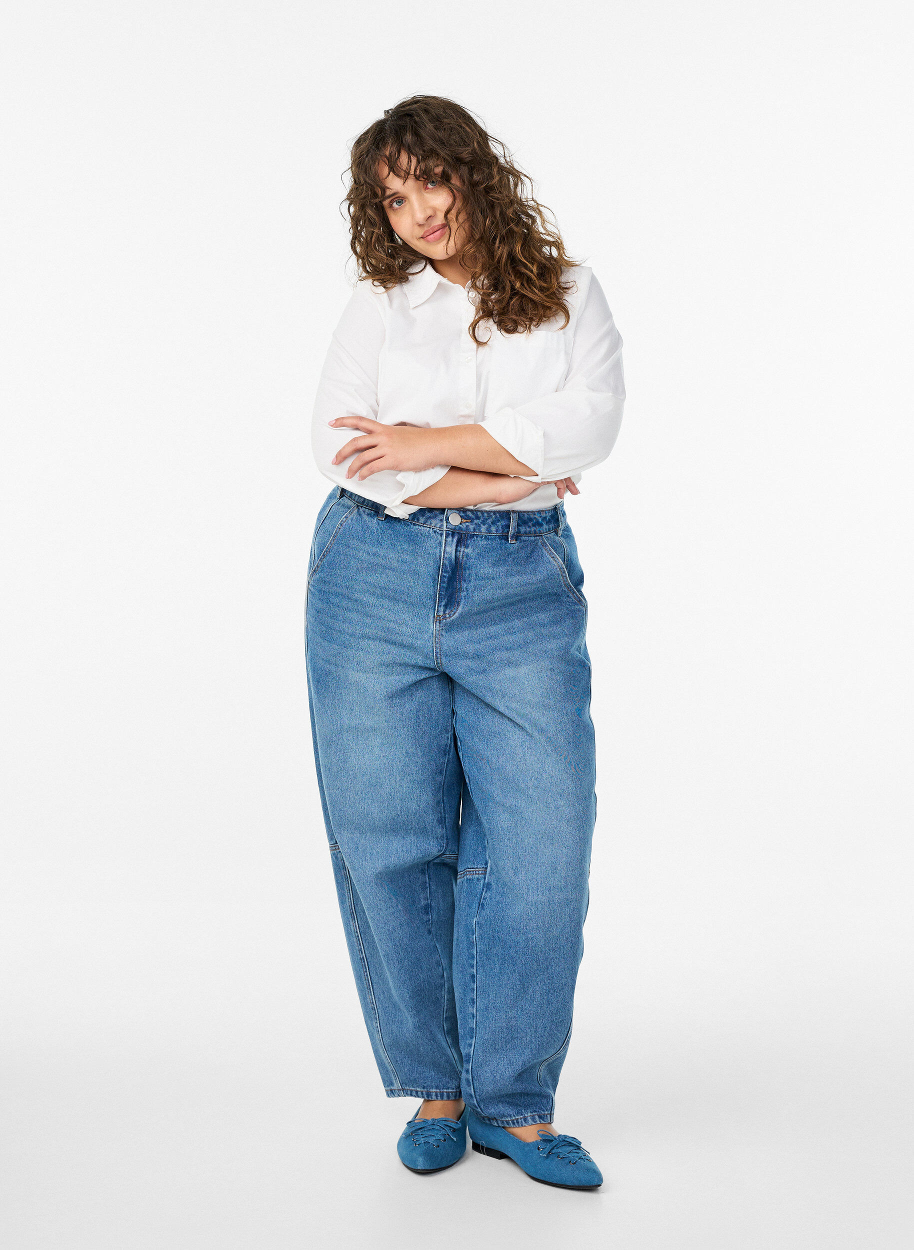 Barrel jeans med h&ouml;g midja, Bl&aring;, Model