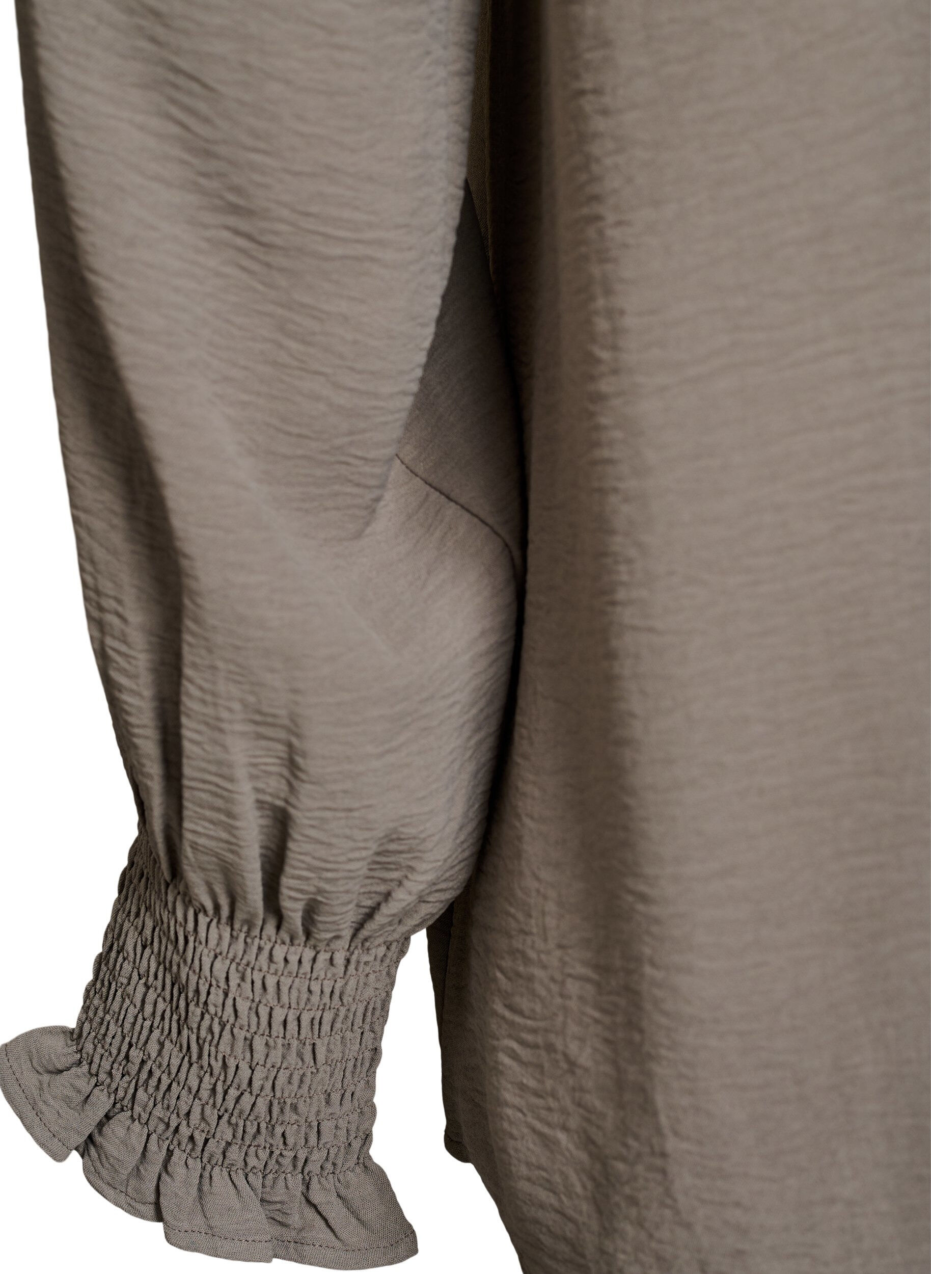 ZizziBlus med smockade manschetter och v-ringning, Beige, Packshot image number 3