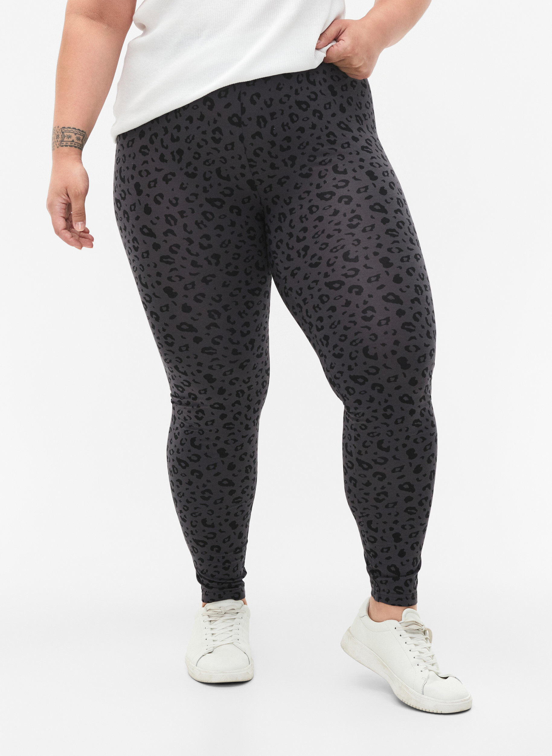 Zizzi Viskos leggings med leopardm&ouml;nster, Gr&aring;, Model image number 0