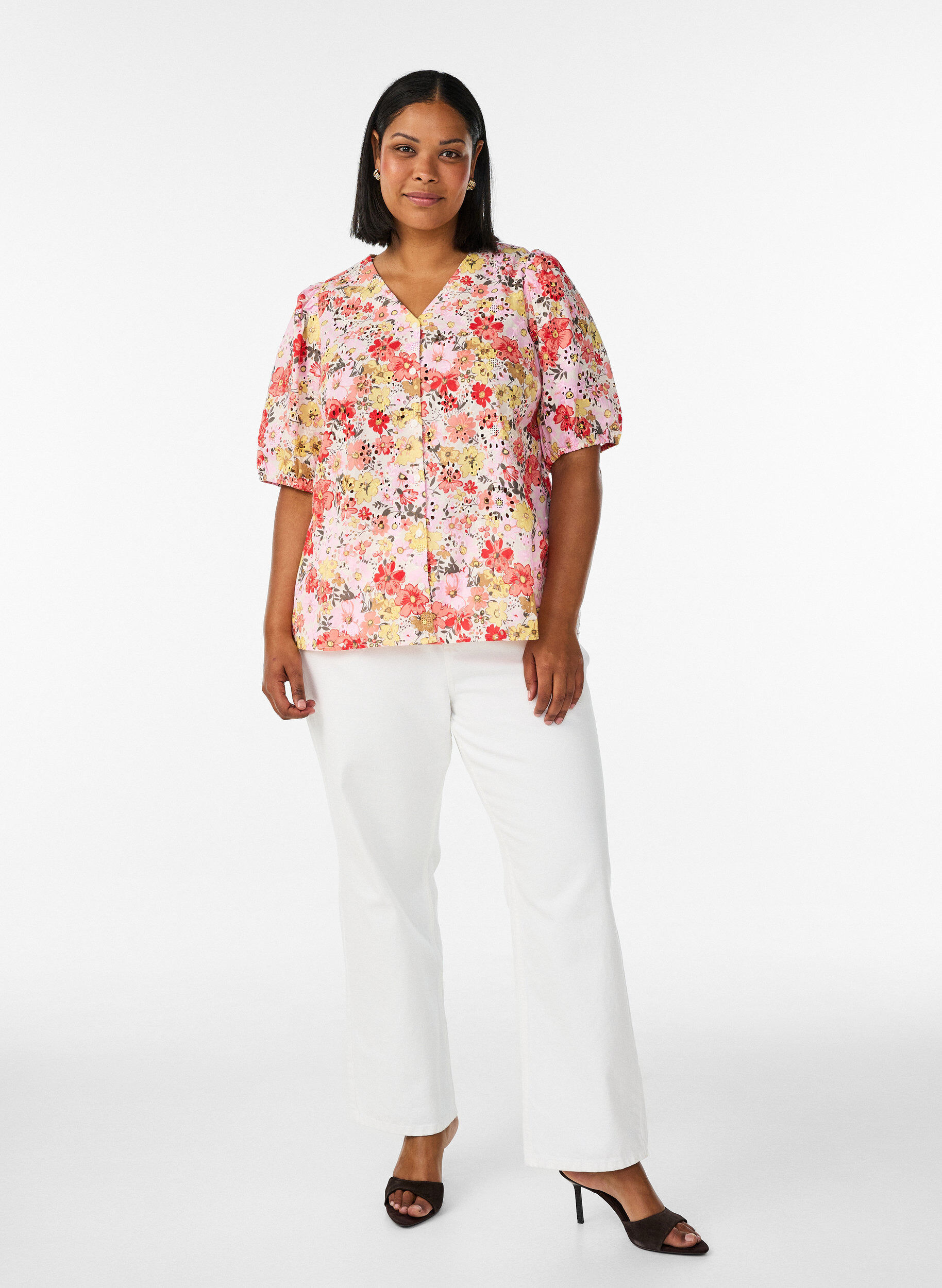 ZizziBlommig blus med h&aring;lbroderi och V-ringning, Rosa, Model image number 1