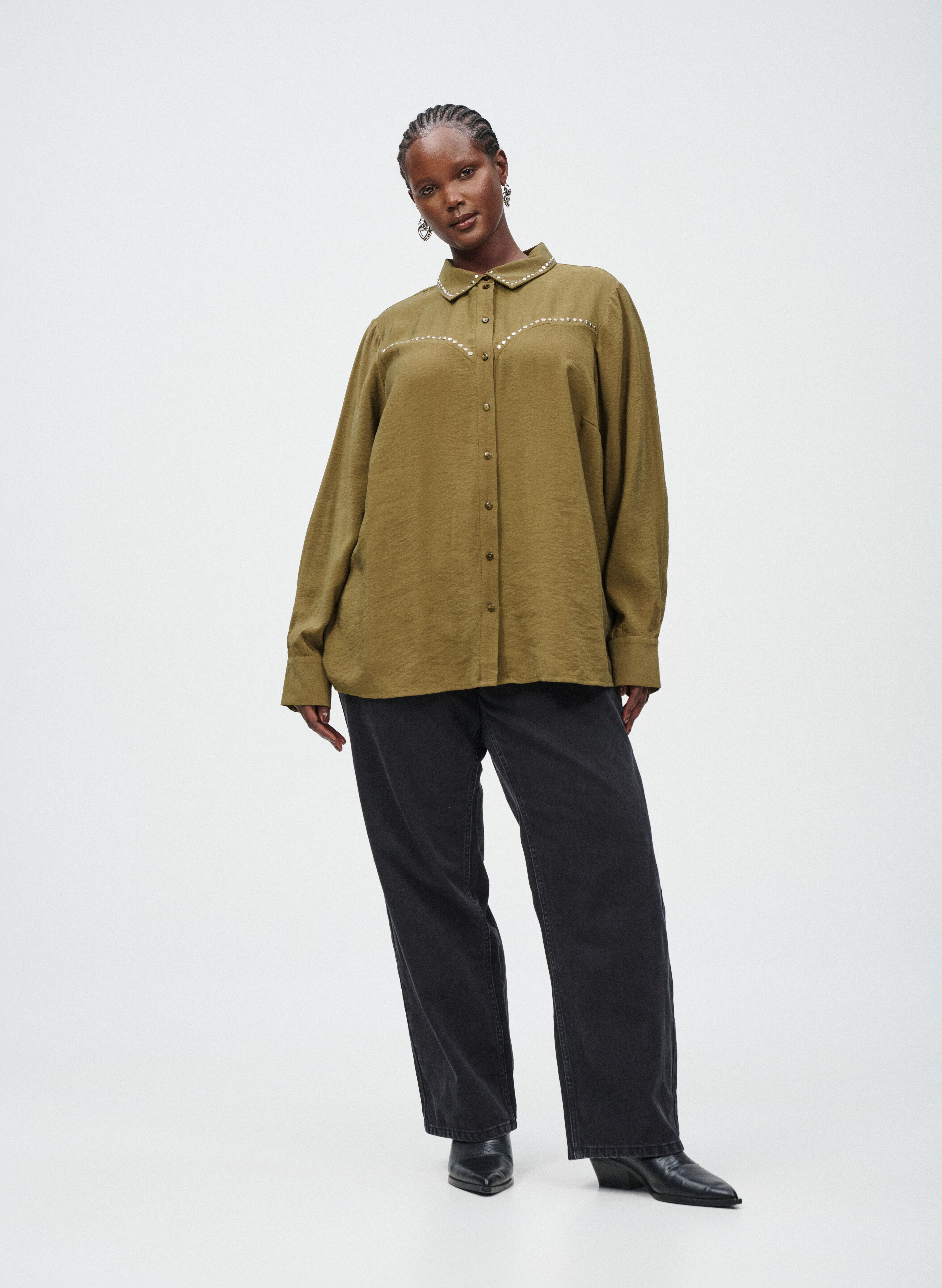 Gr&ouml;n skjorta med nitar, , Model