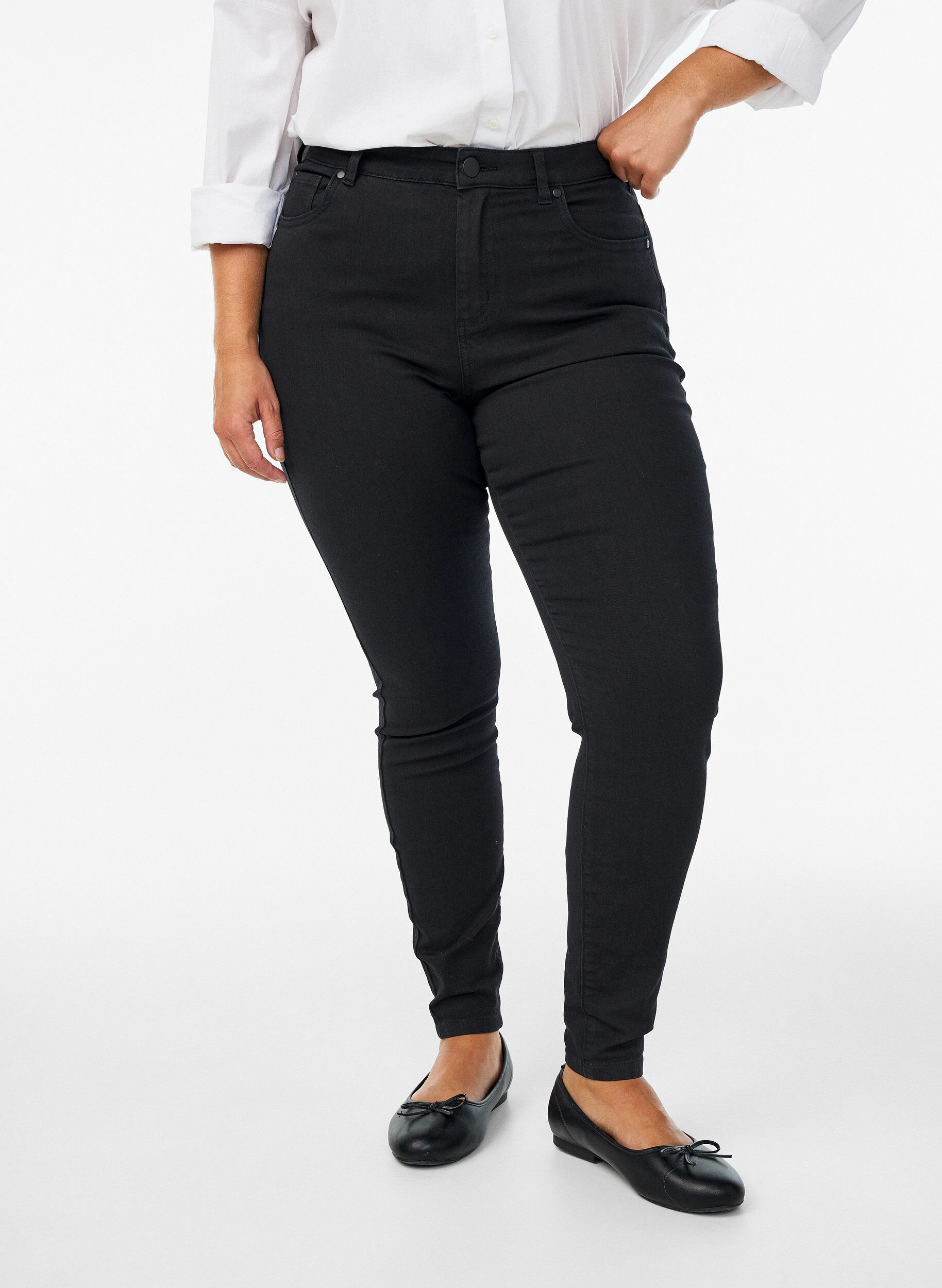 ZizziAmy jeans med h&ouml;g midja och supersmal passform, Svart, Model image number 2