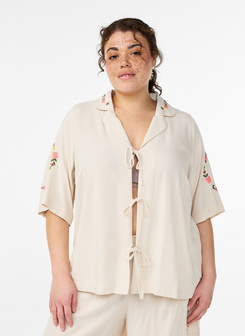 Pyjamastopp i viskos med knytning och blommigt m&ouml;nster, Beige, Model image number 0