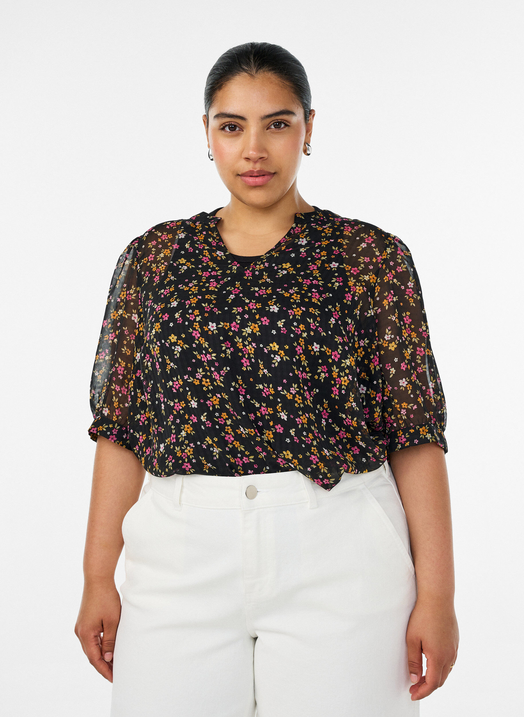 ZizziBlus med blommigt m&ouml;nster och v-ringning, Svart, Model image number 0