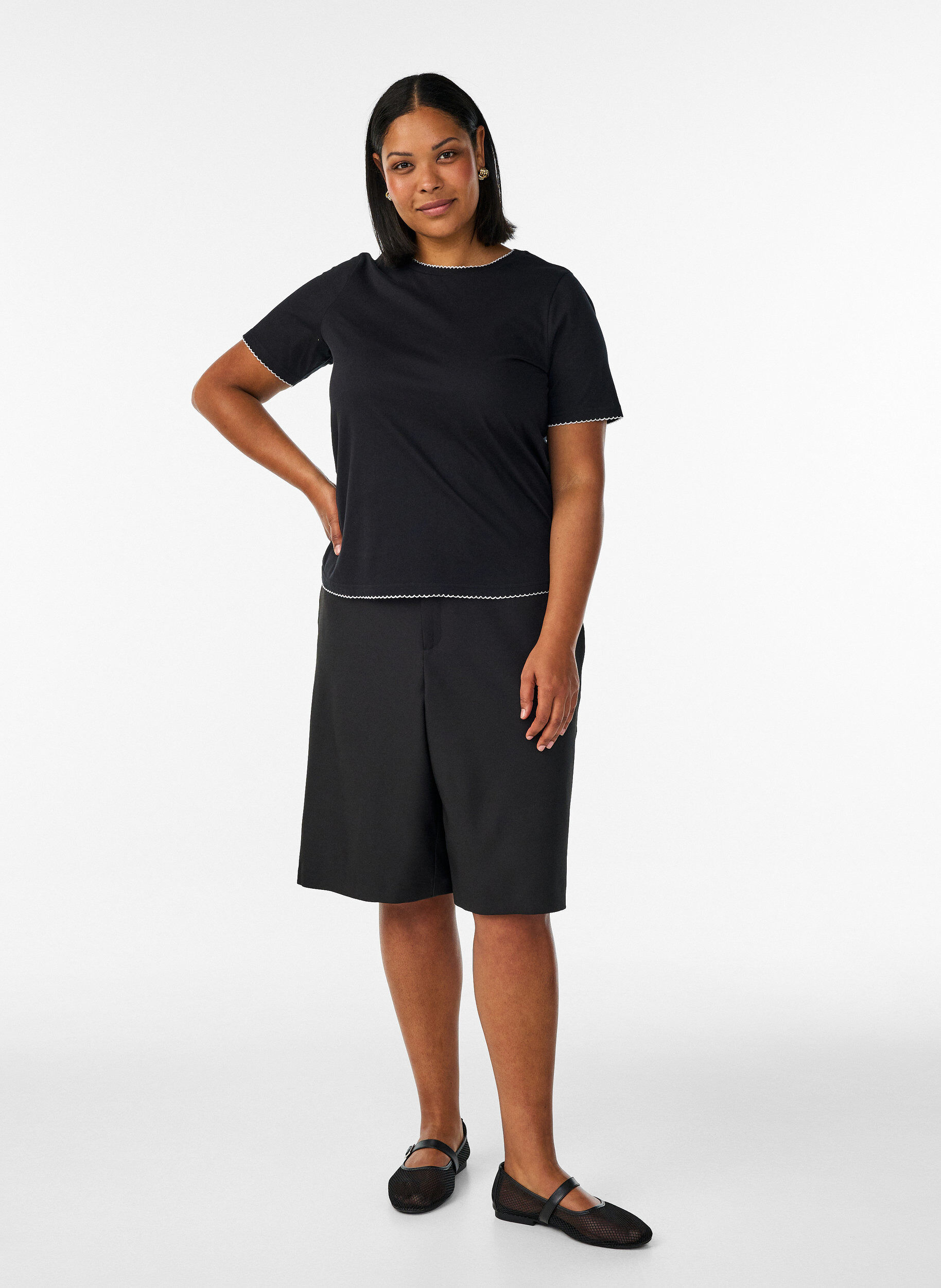 ZizziT-shirt i bomull med v&aring;giga kontrasterande kanter, Svart, Model image number 1